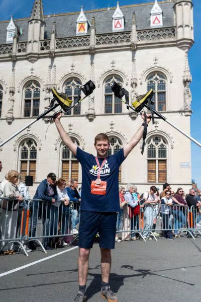 El atleta utilizó zancos de 93 centímetros que elevaron su estatura a 2,4 metros durante la prueba (Créditos: Guinness World Records)