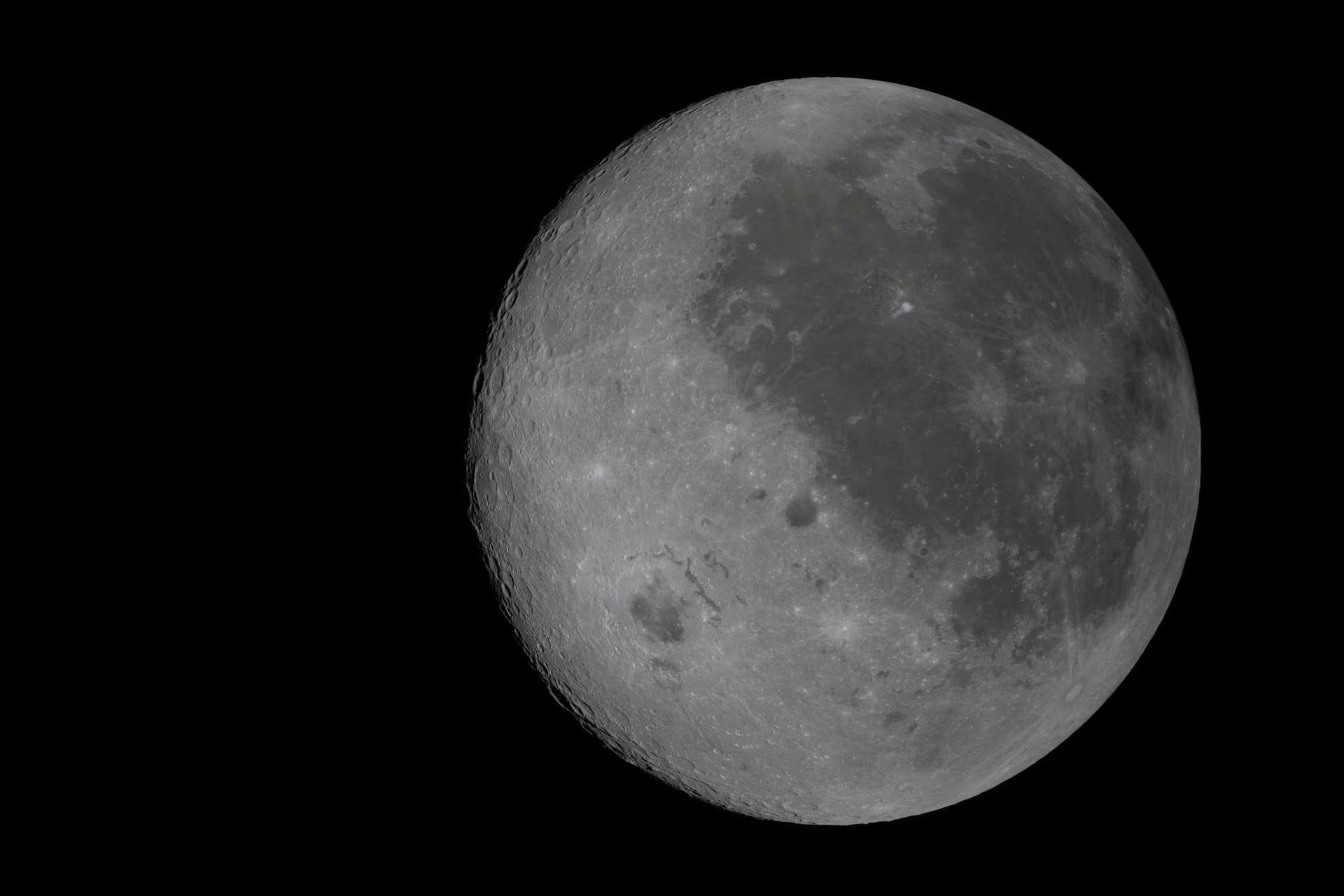 Las misiones en órbita lunar confirmaron desde 2013 la presencia de agua en los polos y delimitaron los sitios donde probablemente se concentra. (NASA/Handout vía REUTERS)