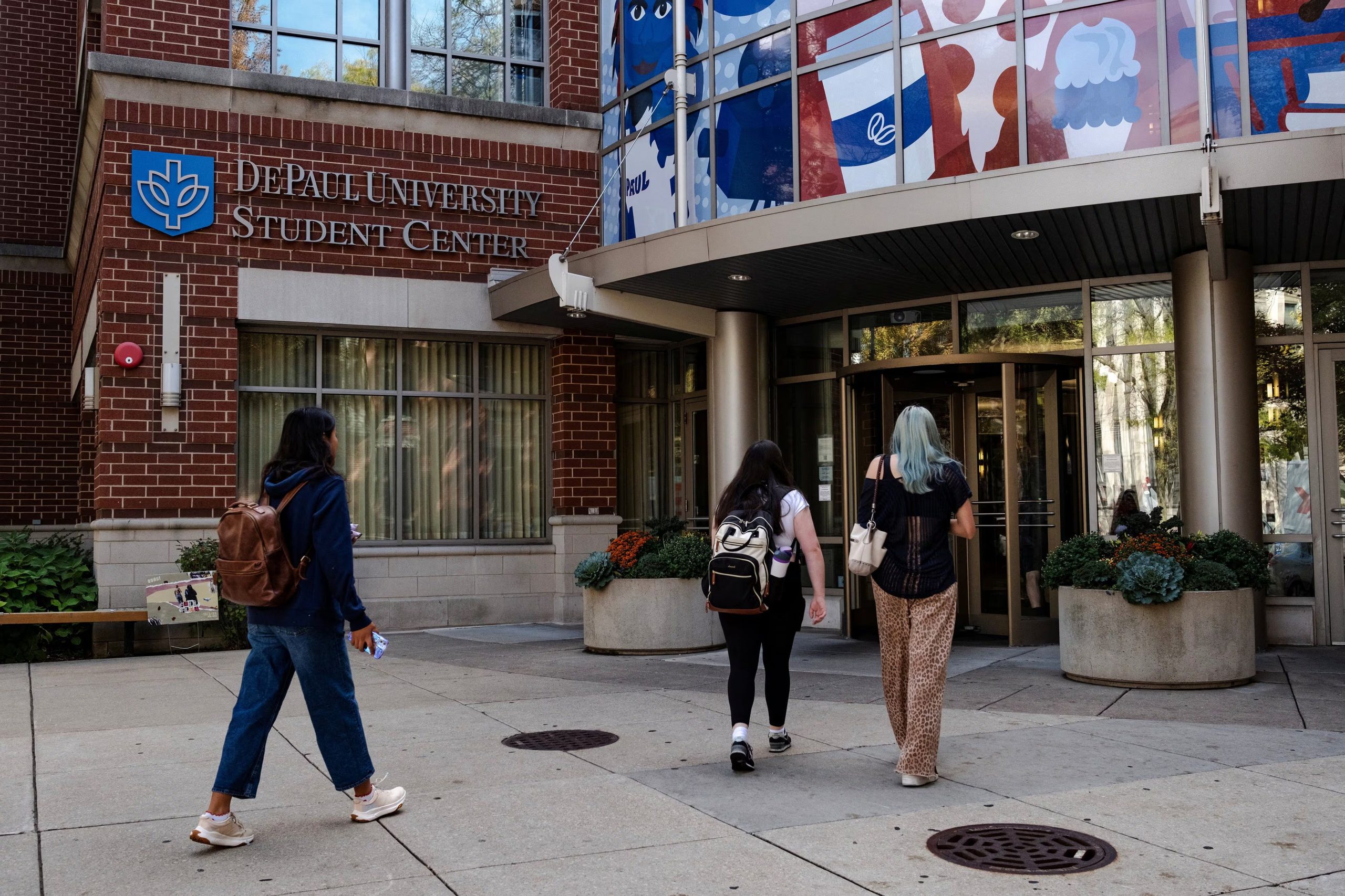 Estudiantes entran al centro estudiantil del campus de la Universidad DePaul en Chicago, Illinois, EE. UU. REUTERS/Jim Vondruska