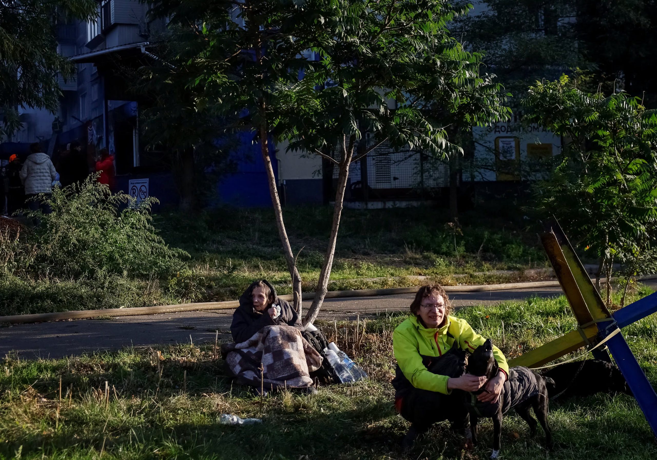 Los residentes del edificio atacado por Rusia en Kiev debieron evacuar sus viviendas (REUTERS/Gleb Garanich)

