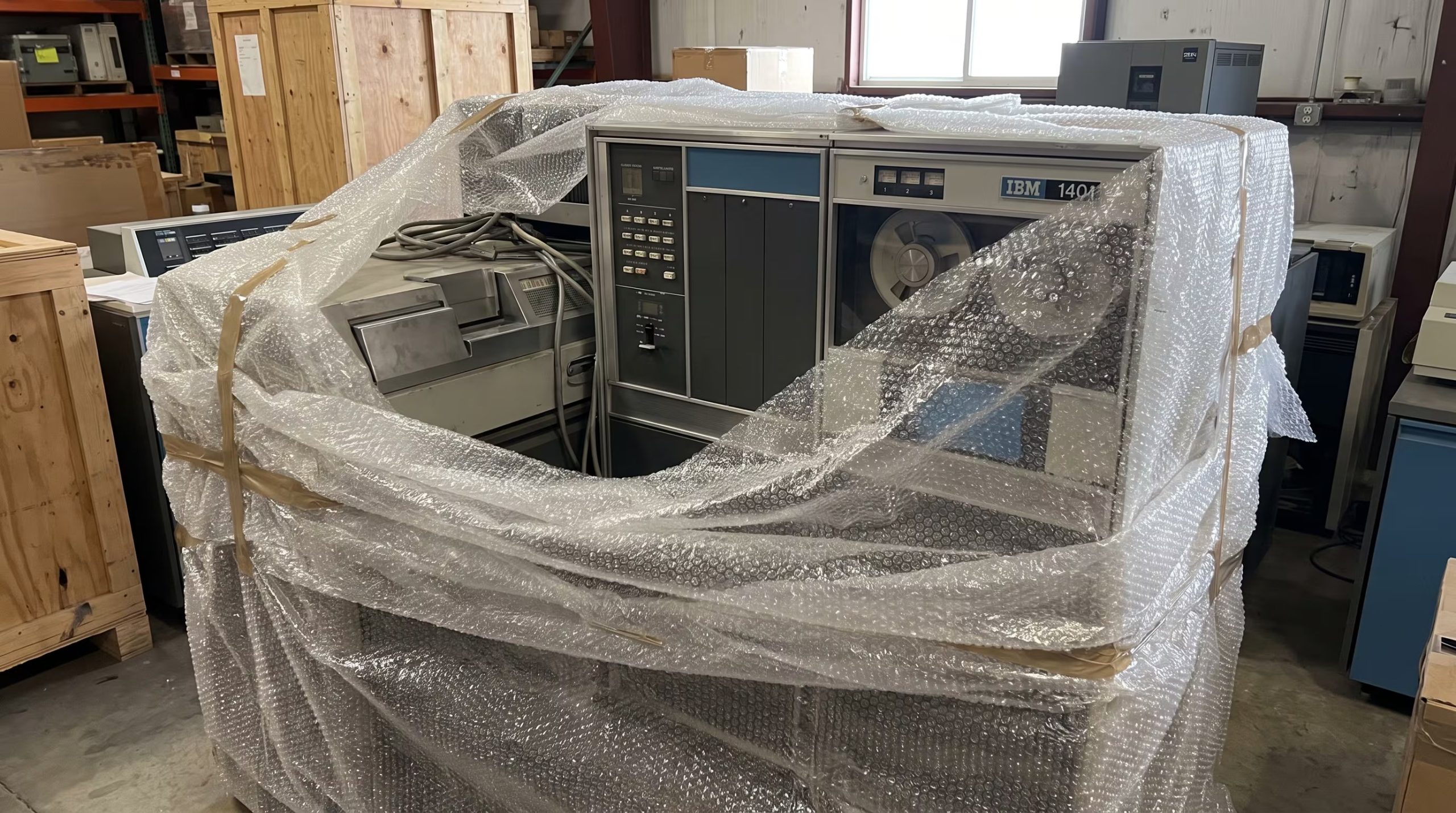 Una computadora IBM 1401 de la década de 1950 permanece protegida con plástico de burbujas dentro de un depósito. (Imagen Ilustrativa Infobae)