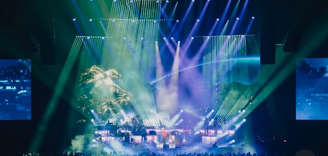 La producción visual del show reforzó la identidad disco, espacial, tropical y retrofuturista que distingue a Jamiroquai desde sus inicios.