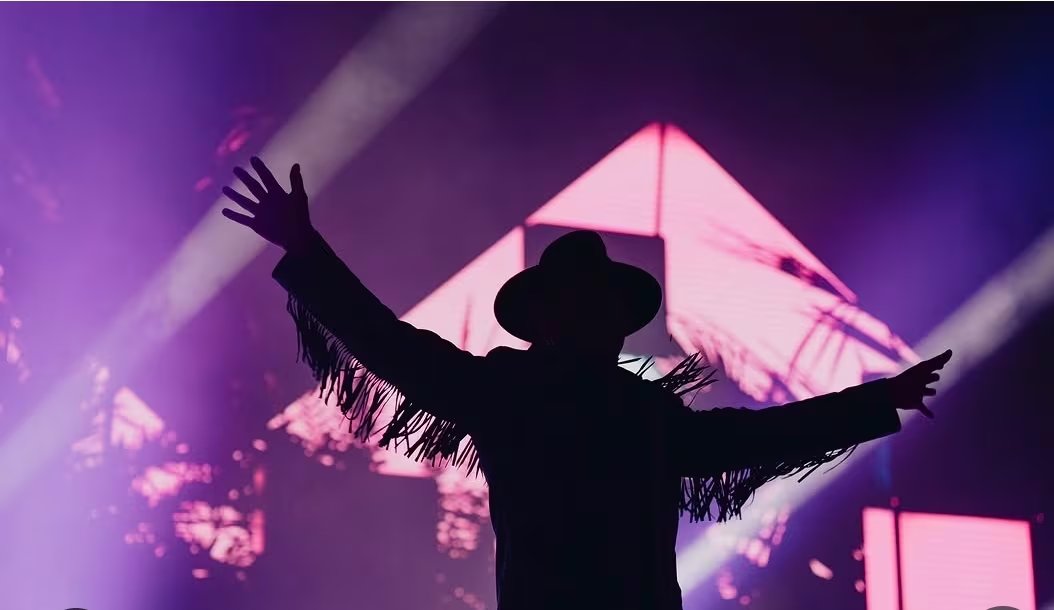La combinación de imágenes retrofuturistas con la base sonora del grupo (acid jazz, funk, soul, disco y ciertos toques de electrónica) permitió que la propuesta visual dialogara de manera directa con el repertorio.