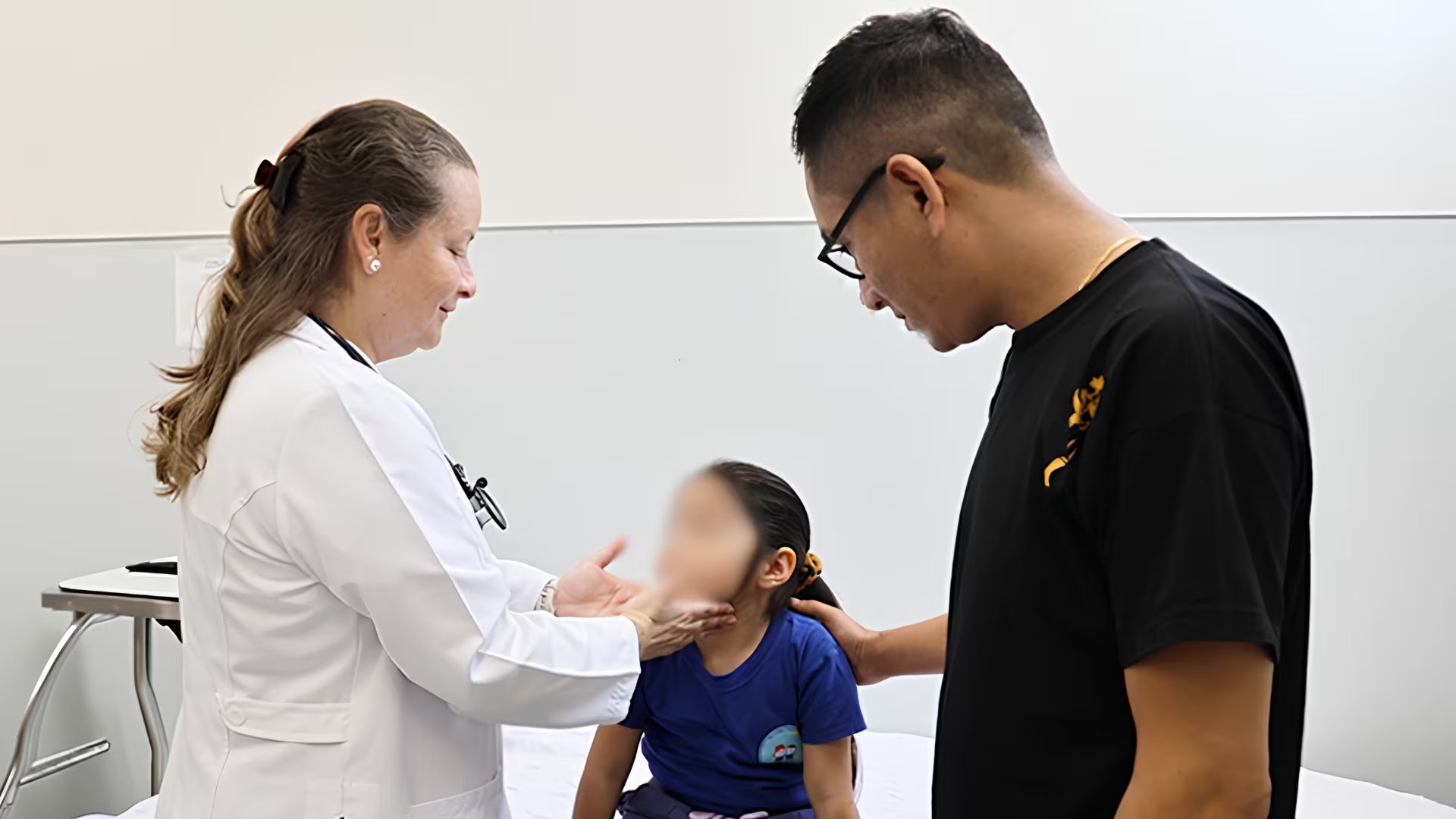 La oncóloga pediatra Viviana Holguín realiza un examen físico a una niña acompañada por su familiar en el Instituto Nacional de Enfermedades Neoplásicas. (Foto: INEN)