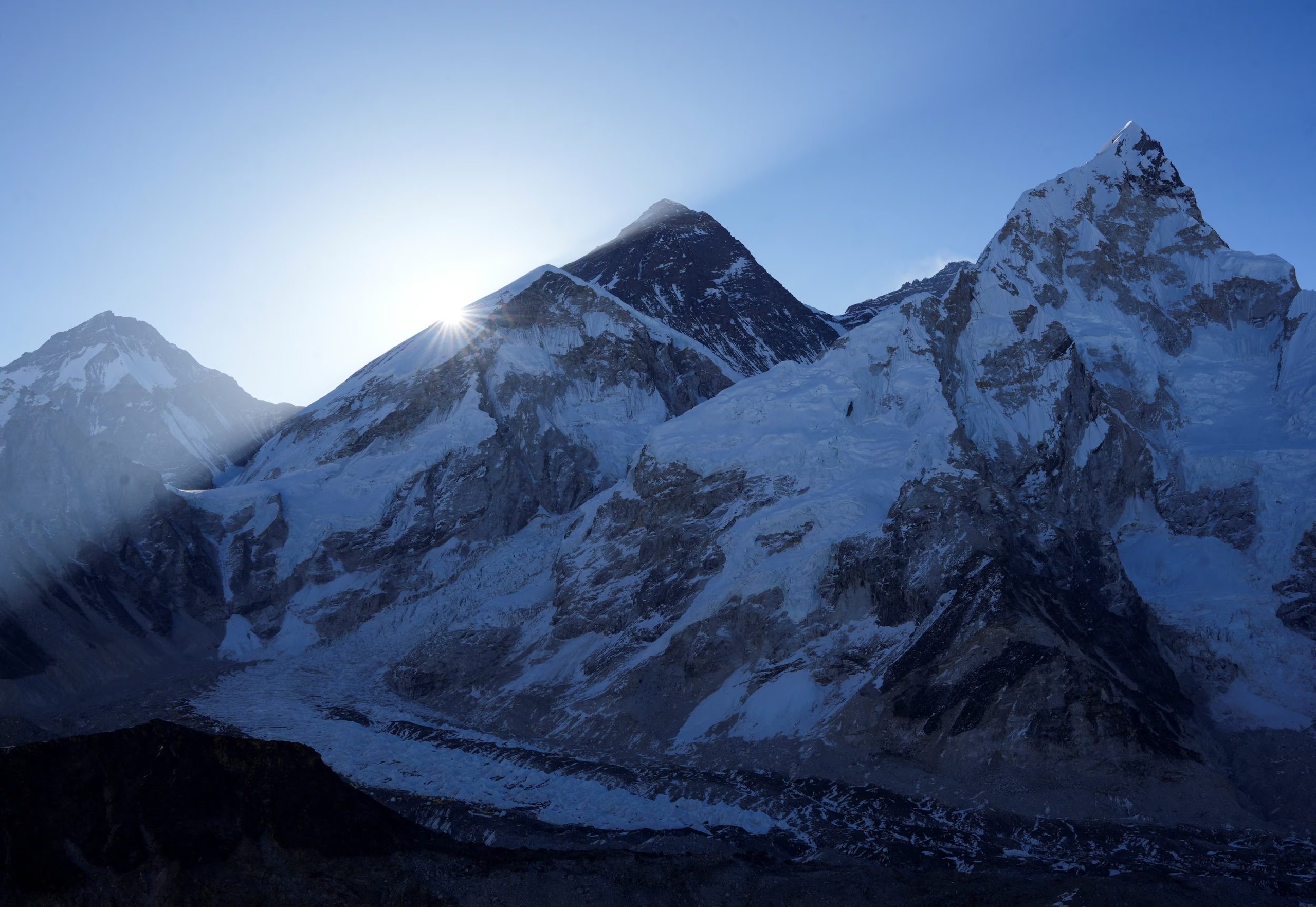 Monte Everest Referencia. Un móvil cae desde tres veces la altura del Everest y aterriza sin daños - REUTERS/Purnima Shrestha