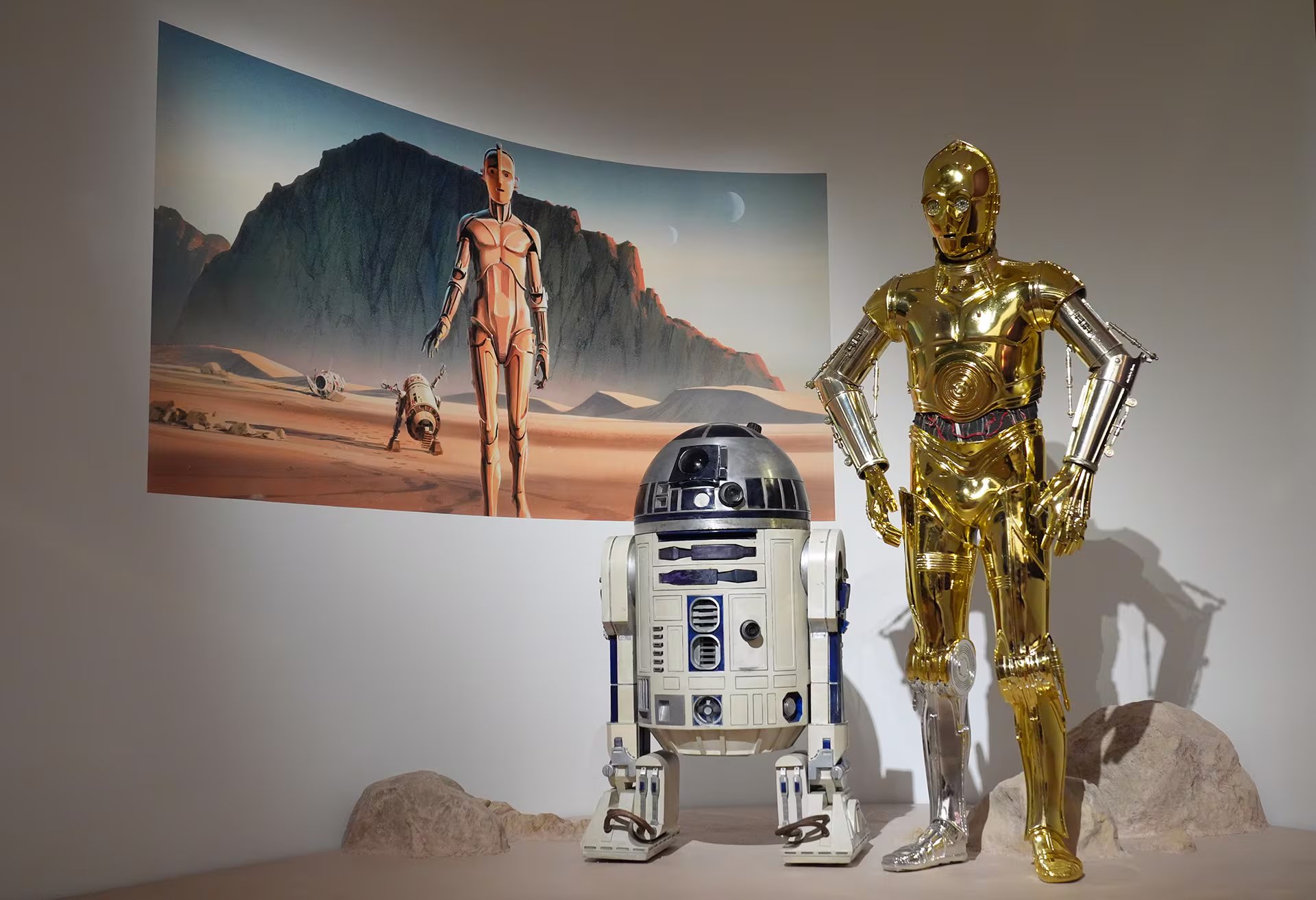 El robot R2-D2, diseñado por el escenógrafo Norman Reynolds, y el traje de C-3PO, creado por el diseñador de vestuario John Mollo, forman parte de la exposición inaugural 