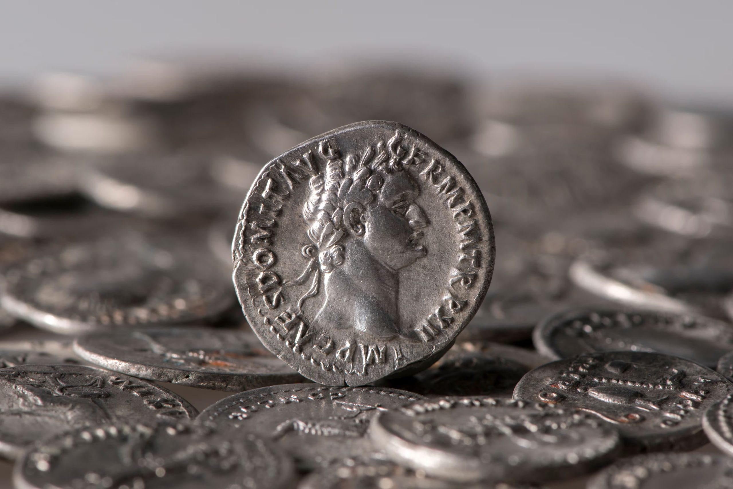 La mayoría de las monedas datan de la época de los gobernantes flavios y muestran su perfil, como esta del emperador Domiciano.(Marcel Zanjani/Oficina LVR para la Gestión del Patrimonio Arqueológico en Renania)