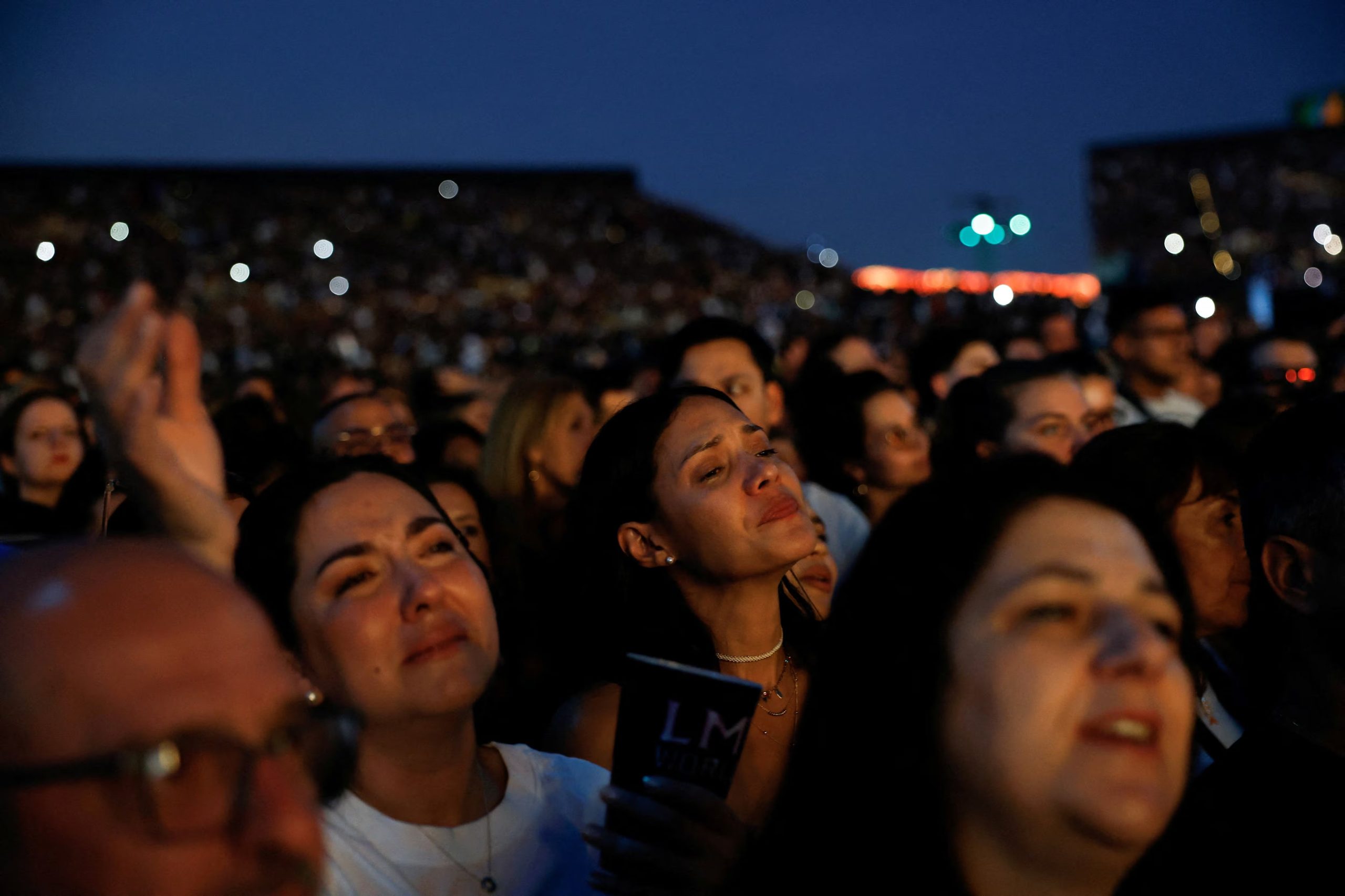 Fans emocionados durante el concierto de Shakira en Madrid (REUTERS/Susana Vera)