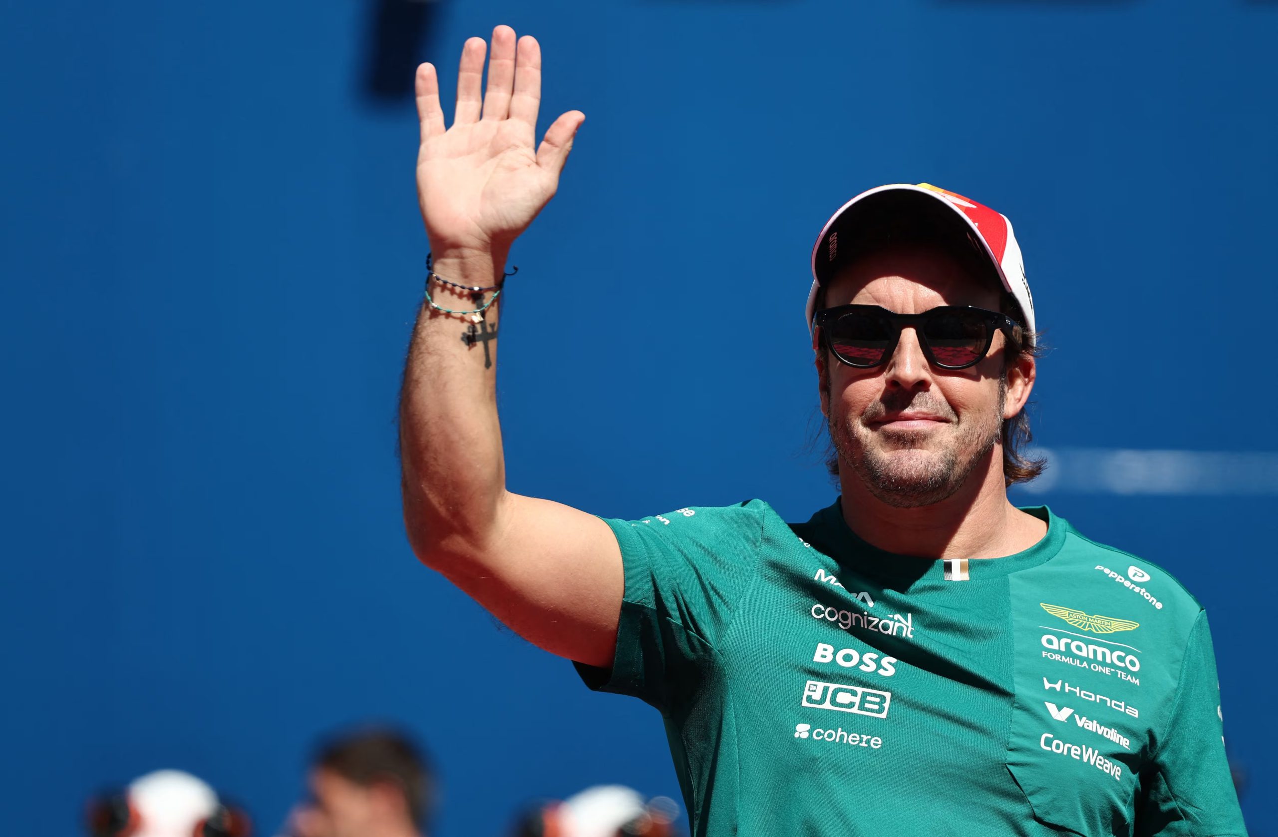 Fernando Alonso aprovechó el parate semanal en la F1 para pasear con un coche de lujo en Mónaco (REUTERS/Jakub Porzycki)