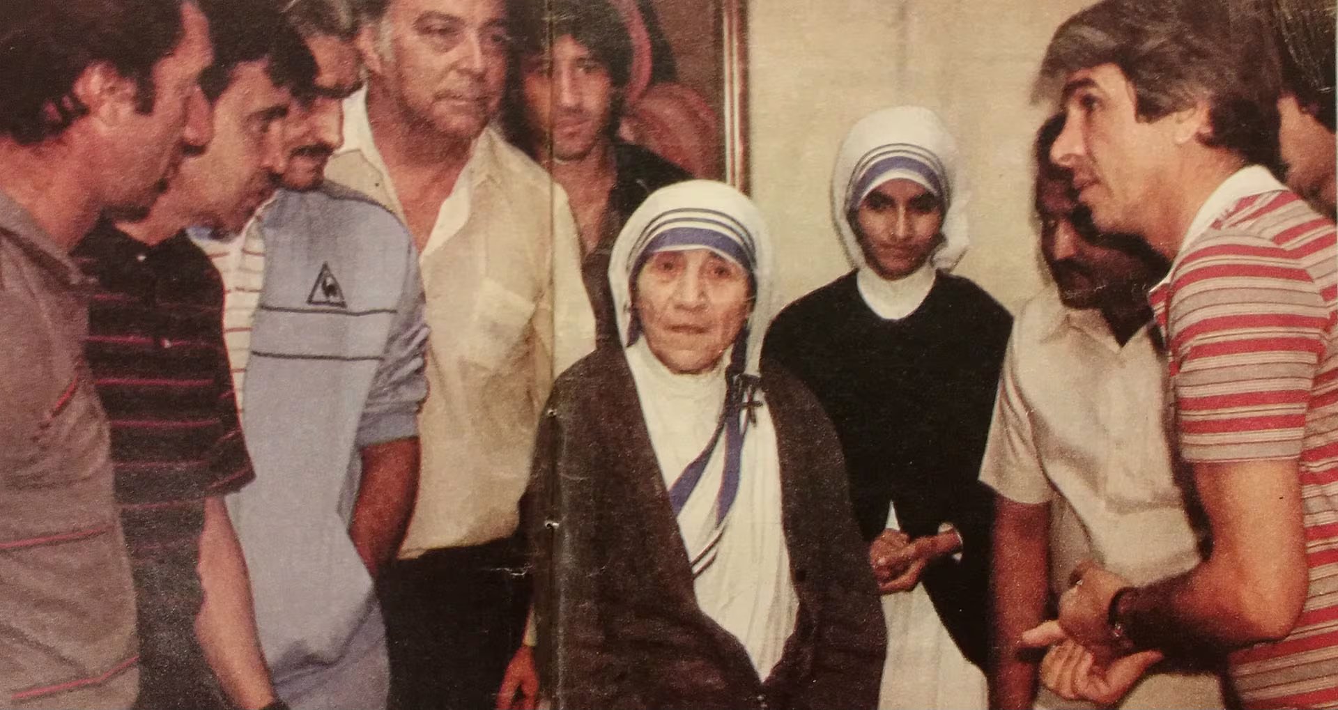 Su nombre secular era Agnes Gonxha Bojaxhiu, y había nacido el 26 de agosto de 1910 en Uskub, un enclave de la actual Skopie, en Macedonia del Norte, que por aquel entonces formaba parte de las postrimerías del convulso Imperio Otomano