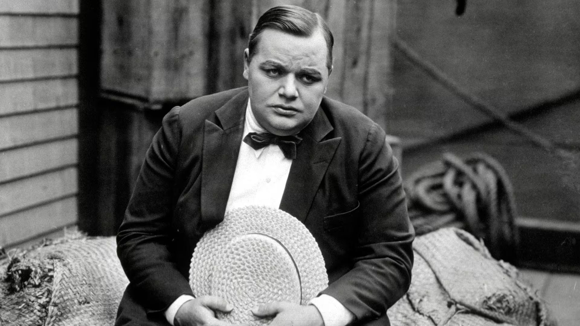 Roscoe Arbuckle en una de sus características poses melancólicas. Tras la absolución de los juicios en 1922, el comediante nunca pudo recuperar su estatus de superestrella ni el cariño de su público (Archivo Hollywood/Grosby)