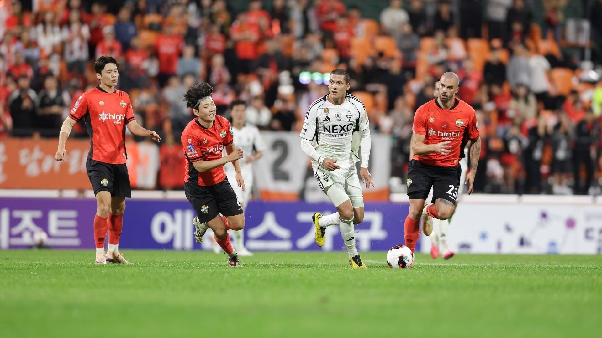 Una encuesta de StarNews Korea mostró que 21 de 29 entrenadores de las dos principales divisiones apoyan el cambio de formato en la K-League (K-League)