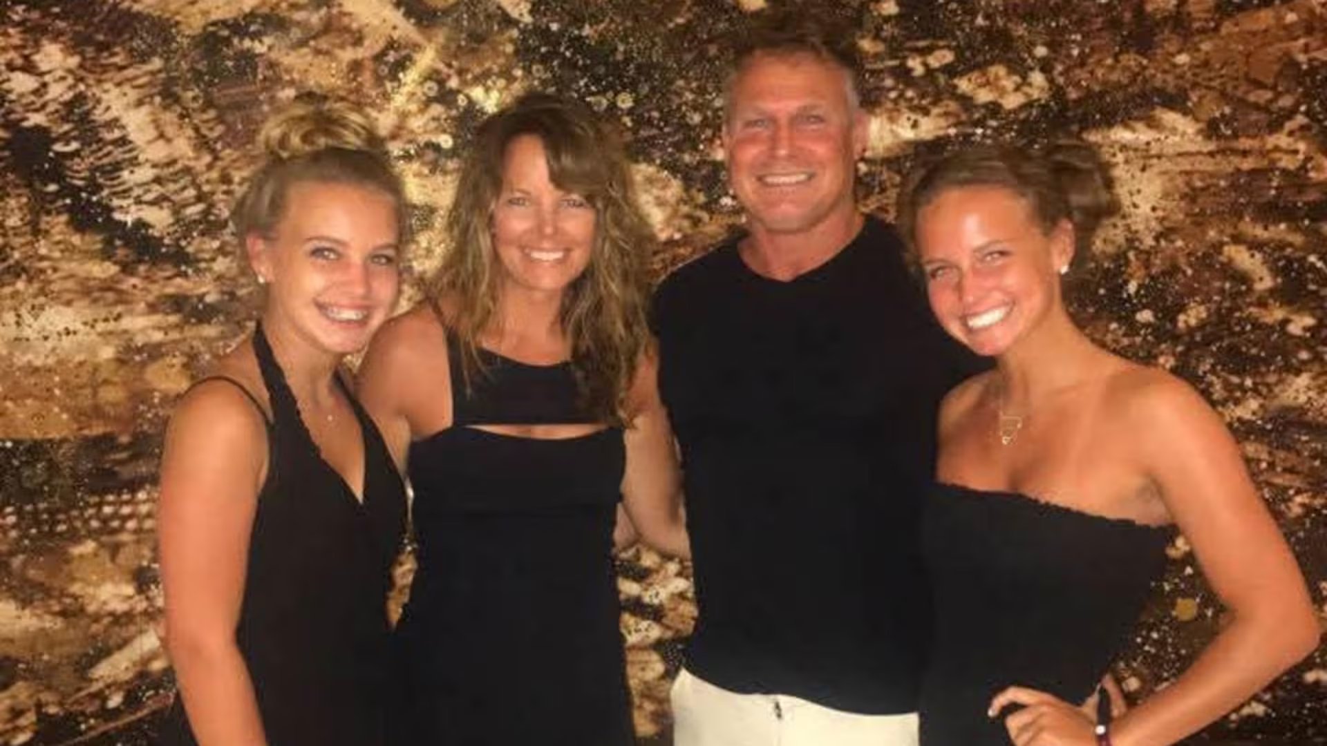 Suzanne y Barry Morphew se conocieron en el colegio secundario, él era tres años y medio mayor que ella. Se casaron el 5 de agosto de 1994. La hija mayor de la pareja Mallory nació el 4 de julio de 1999. Macy, la segunda, nació el 28 de agosto de 2003