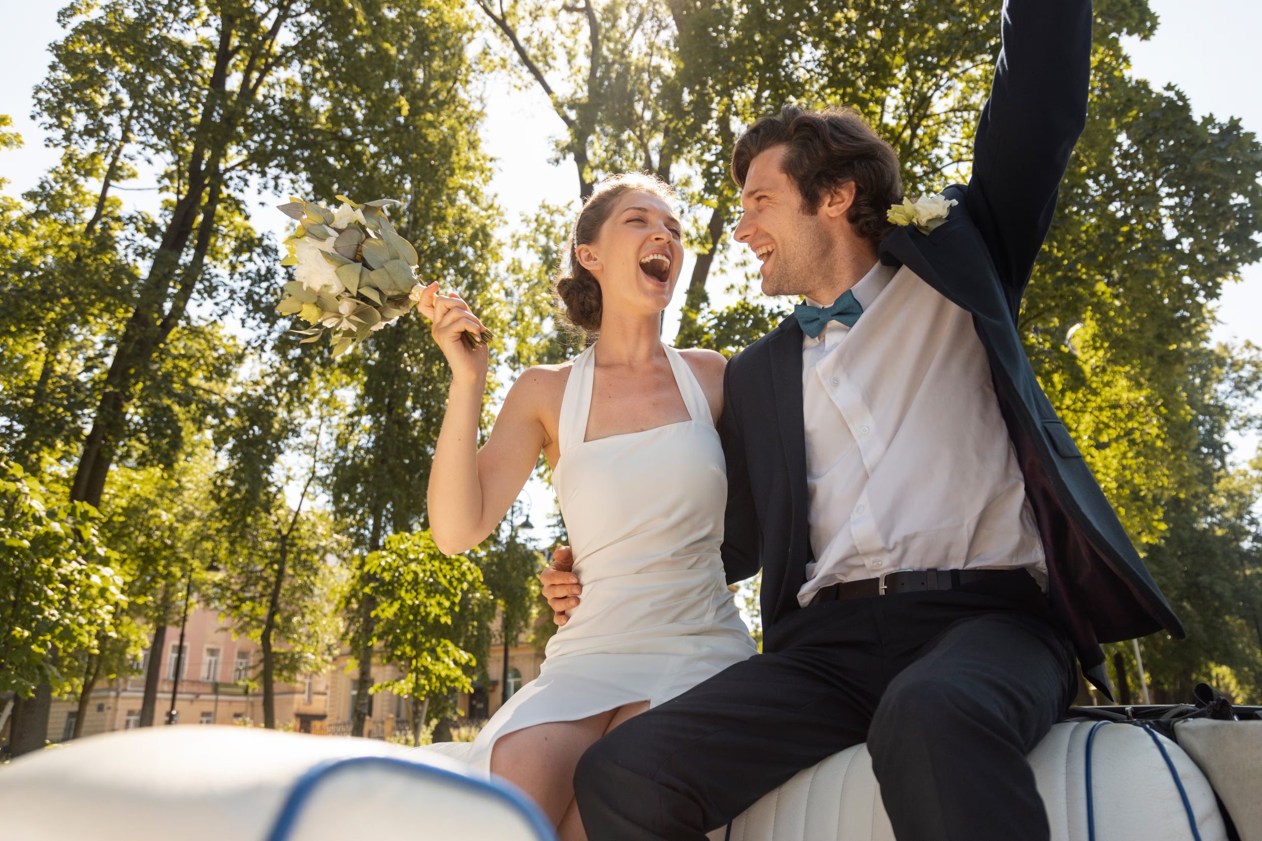 Una pareja de recién casados sonríe durante su celebración al aire libre, en el marco de estudios sobre la nupcialidad a edad temprana (Magnific)