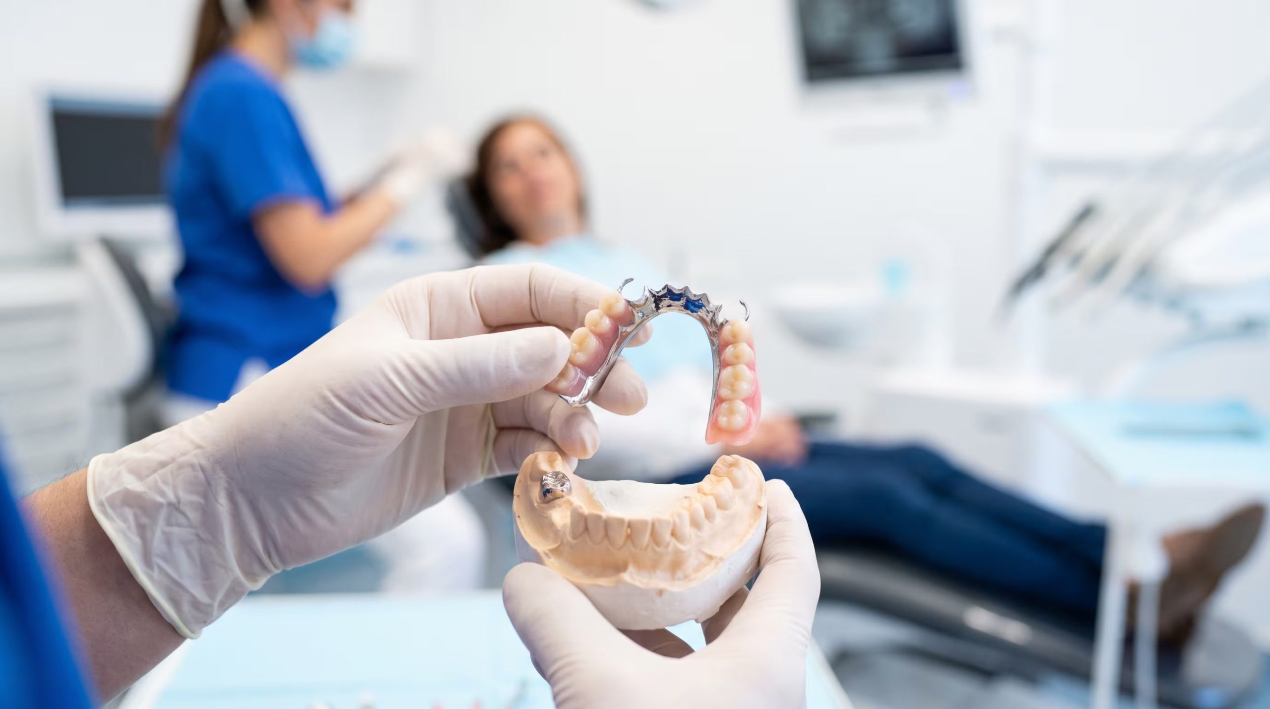 Un profesional dental ajusta una dentadura. (Imagen Ilustrativa Infobae)