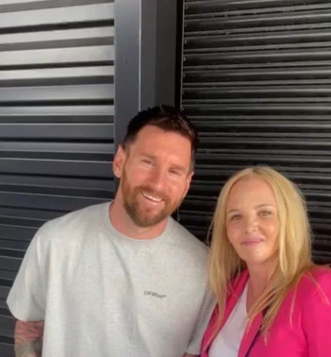 Lionel Messi sostuvo las cajas de alfajores de Valeria Patisserie tras un entrenamiento del Inter Miami.