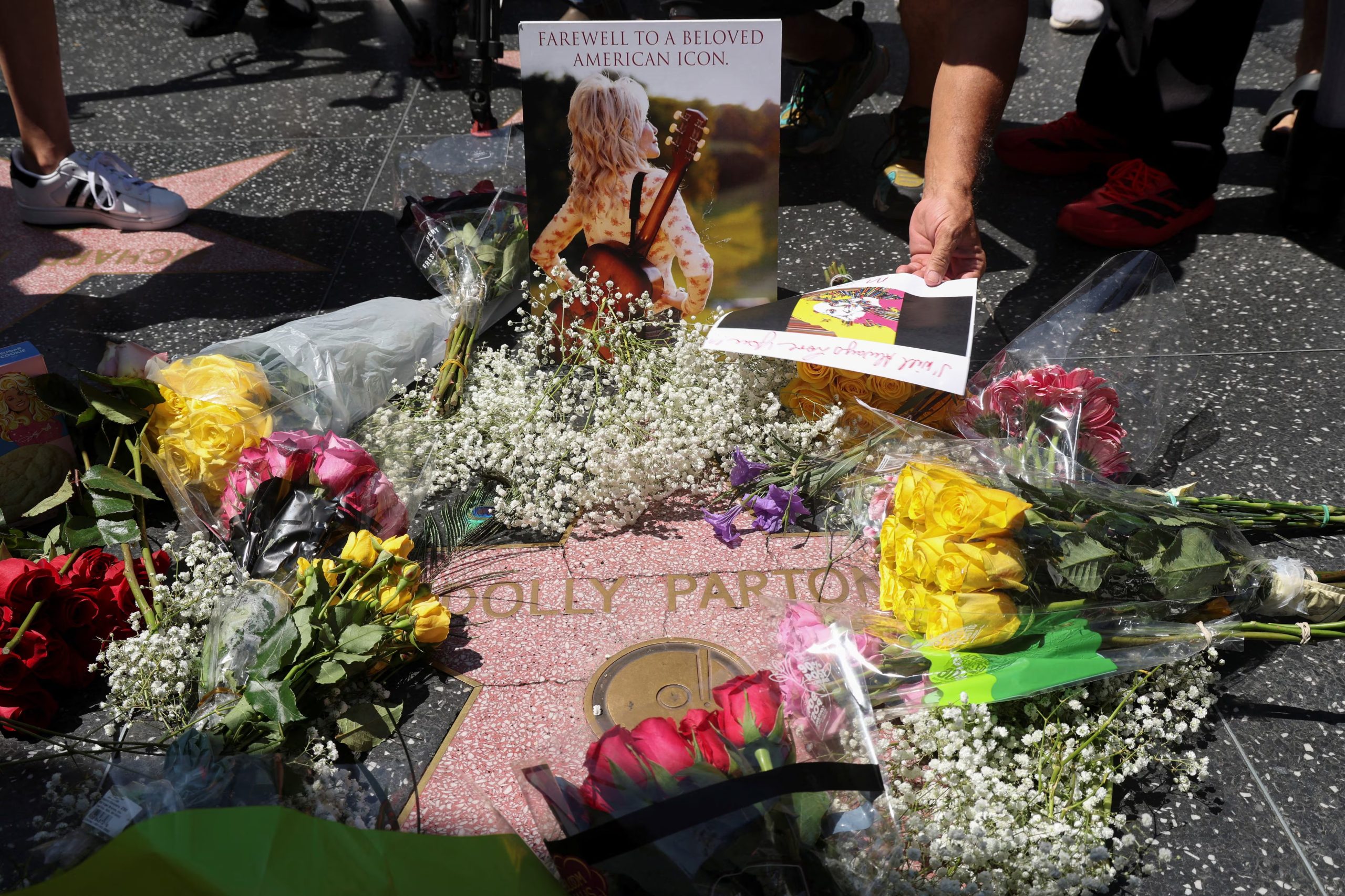 El daño apareció sobre la estrella de Dolly Parton en Hollywood Boulevard, donde se había armado un memorial con flores y tarjetas tras su muerte (REUTERS/Mario Anzuoni).