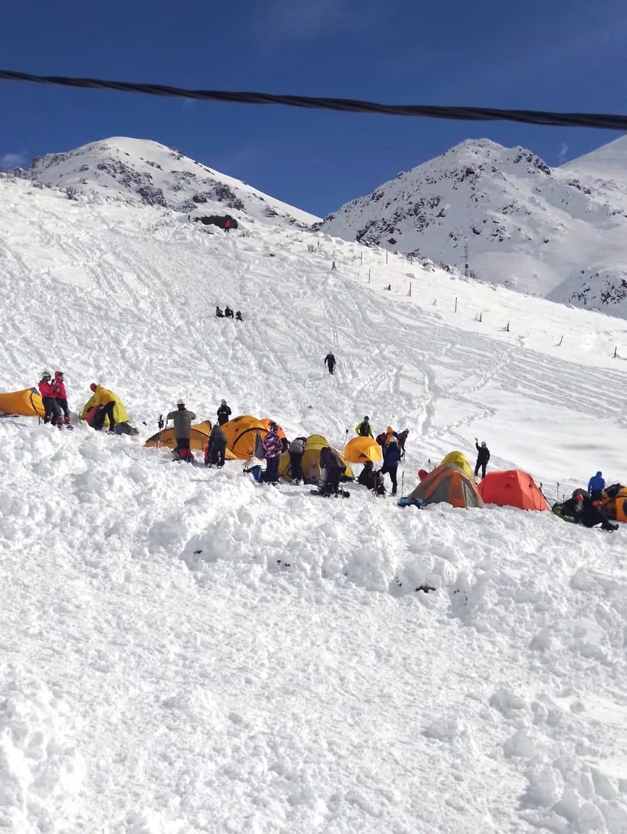 En Mendoza, Vialidad rescató a montañistas aislados en Vallecitos tras un temporal de nieve que bloqueó el acceso al refugio San Bernardo.