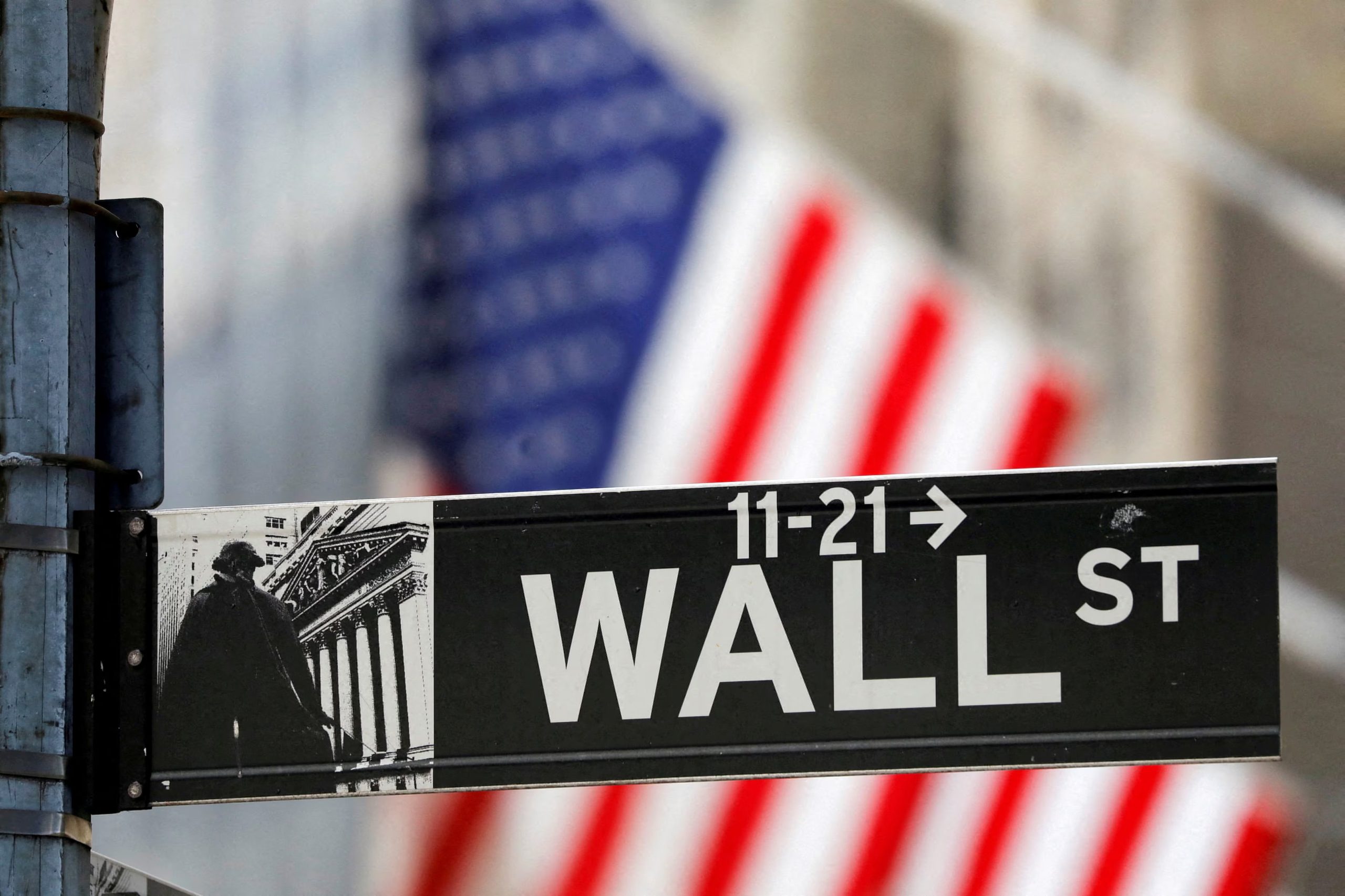 Los principales índices de Wall Street retrocedieron por el temor a una aceleración de la inflación impulsada por los combustibles. (REUTERS/Andrew Kelly/File Photo)