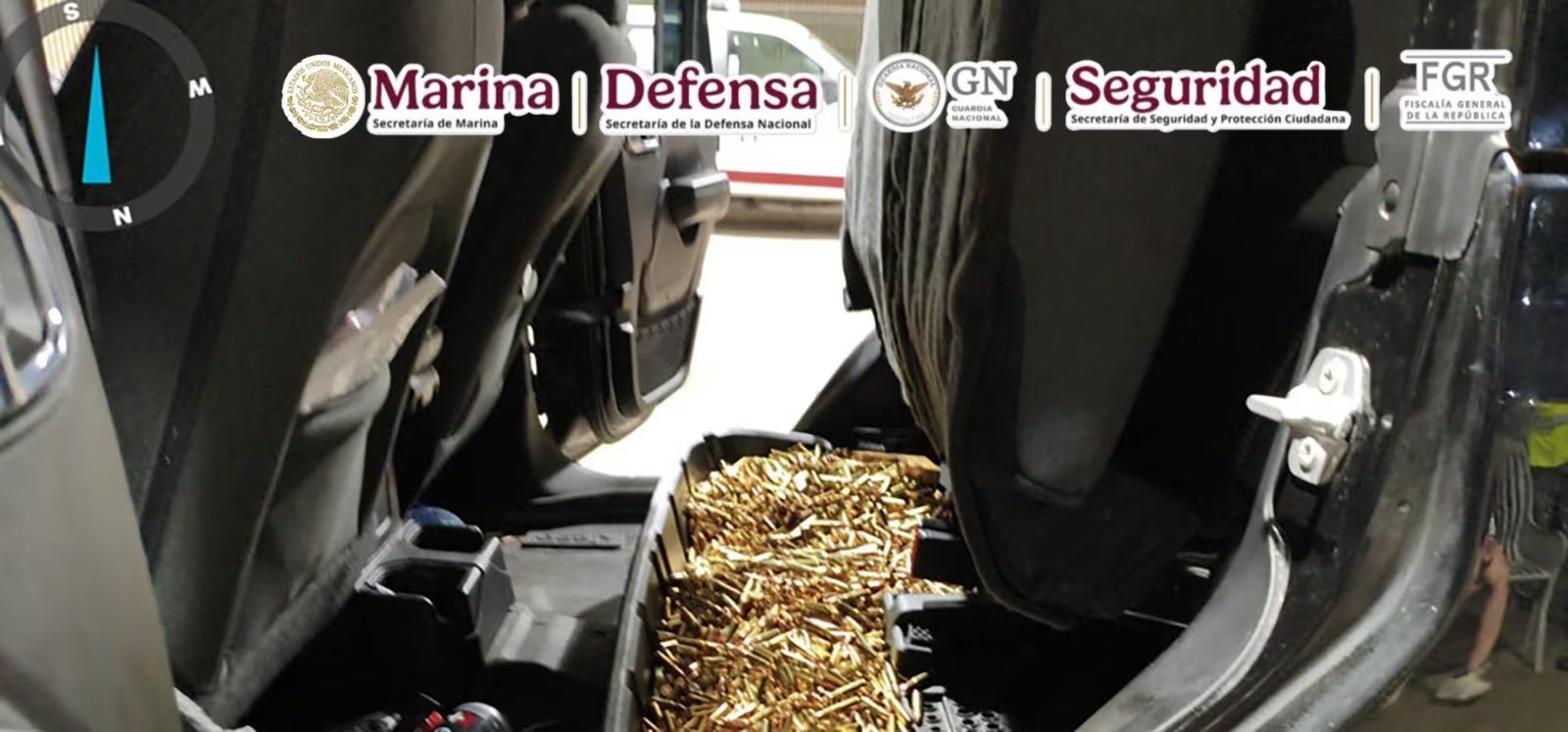 Balas localizadas bajo el asiento trasero del Jeep. (Crédito: Gabinete de Seguridad)