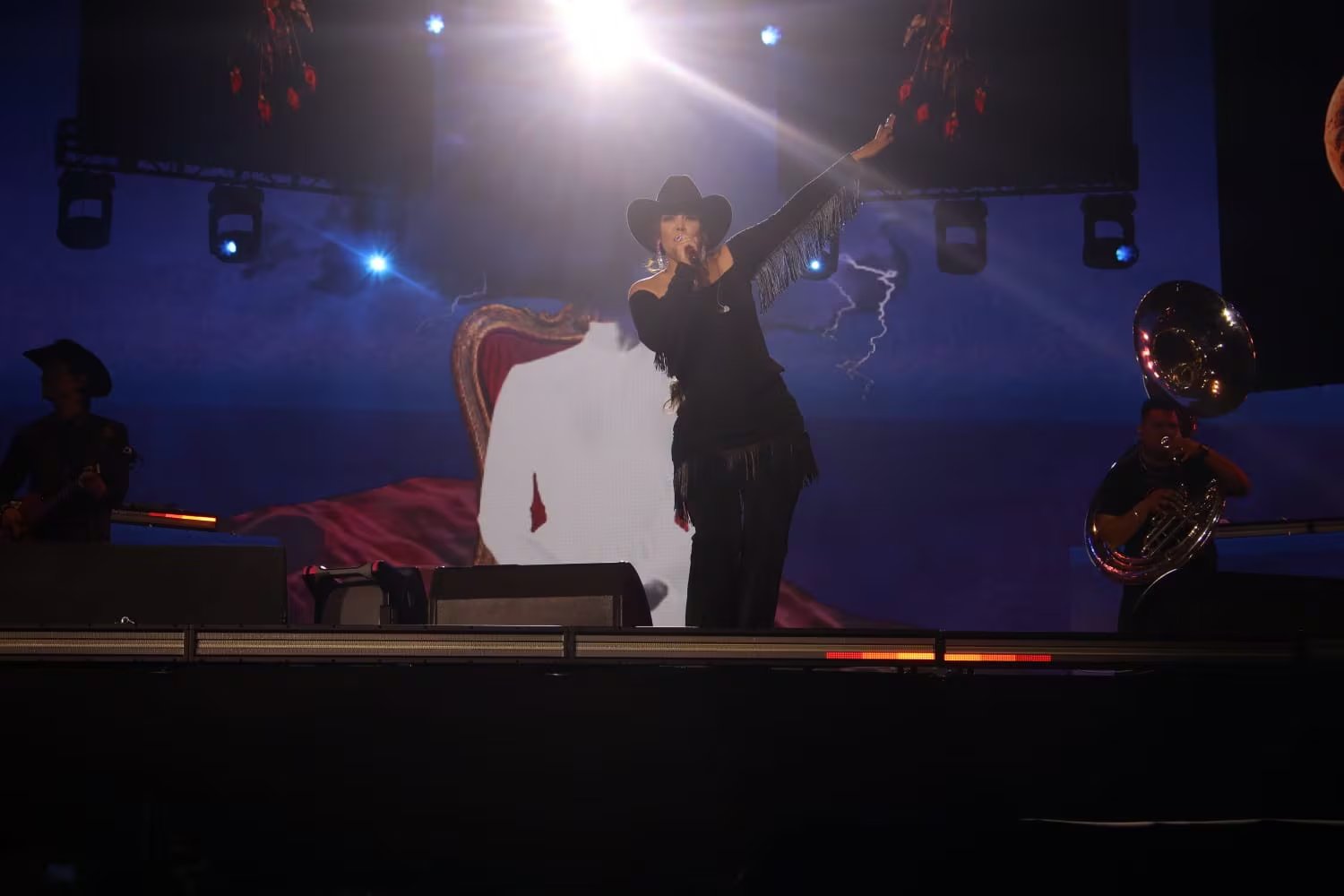 En un momento de la noche, Yuridia se mostró conmovida al notar la presencia de público extranjero entre las gradas. “¿Acaso es un sueño o si estoy realmente en el Estadio GNP con ustedes cantando para México e invitados de otros países, alcanzo a ver unas banderas” (Selene Miranda/Infobae México)