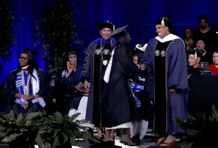 Durante la ceremonia en Atlanta, el nombre de Zahara fue anunciado como “Zahara Marley Jolie”, sin el apellido Pitt. (Captura de video)