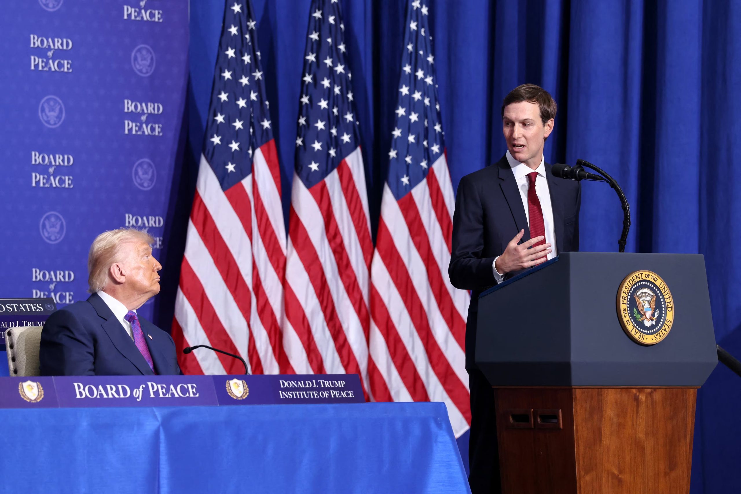 El presidente de Estados Unidos, Donald Trump, junto a su yerno, Jared Kushner, uno de los enviados que Volodímir Zelensky espera recibir en Kiev en los próximos días para avanzar en las negociaciones con Rusia. (REUTERS/Kevin Lamarque )