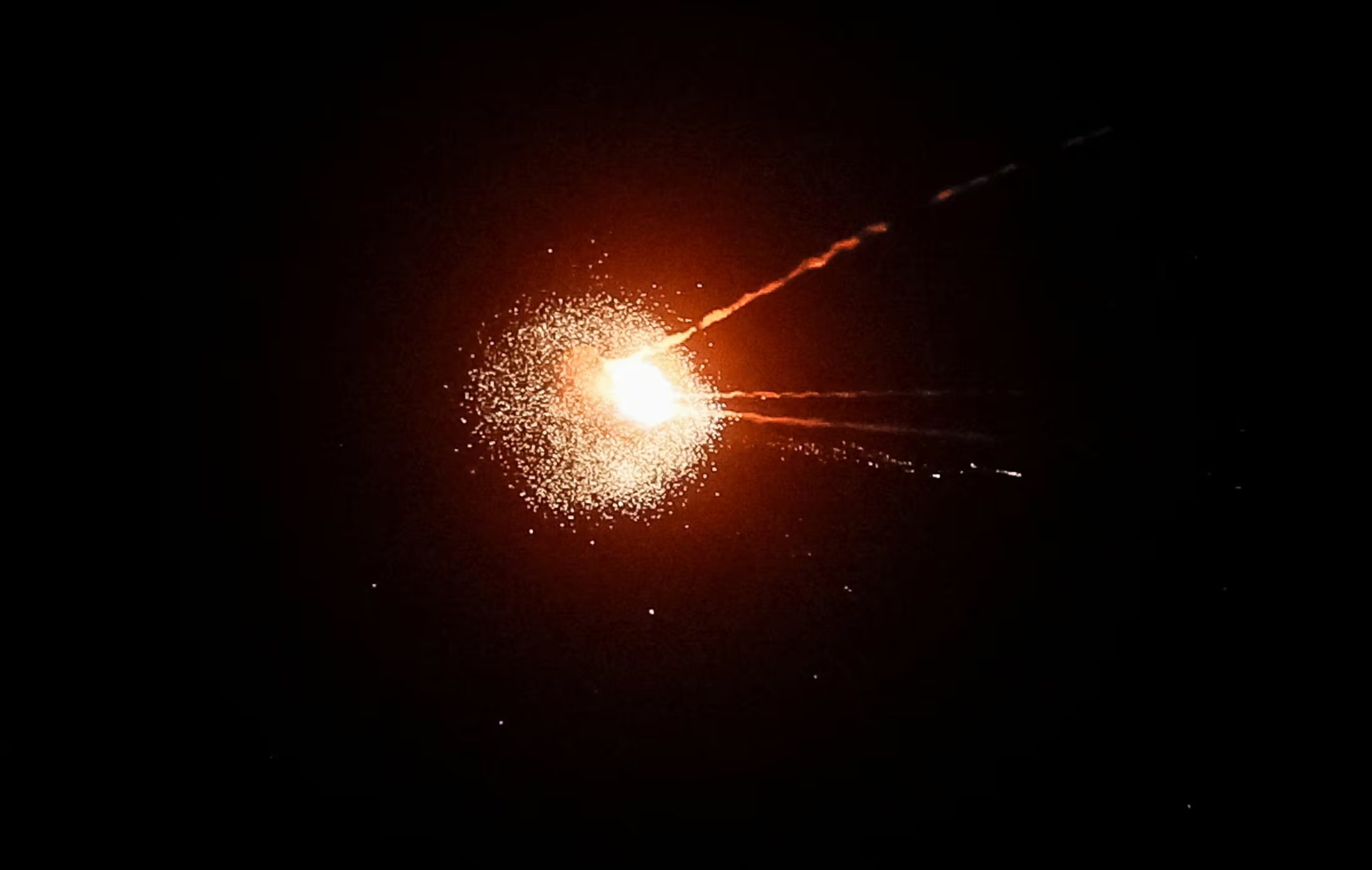 Soldados ucranianos interceptan un misil ruso durante un ataque con misiles rusos en Kiev, Ucrania, el 1 de septiembre de 2026 (REUTERS/Gleb Garanich)