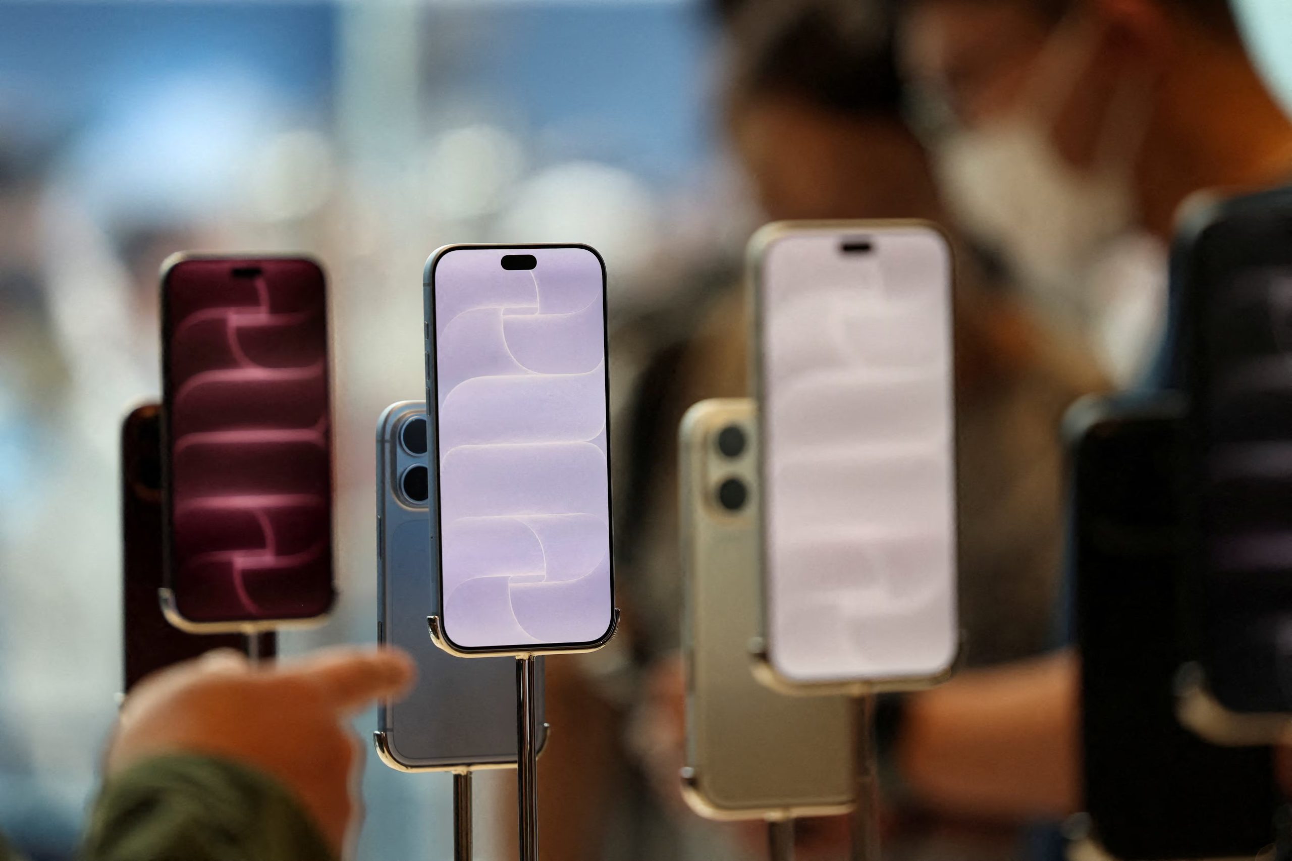 Los modelos con eSIM alcanzan hasta 36 horas de reproducción de video en el iPhone 18 Pro y hasta 45 horas en el iPhone 18 Pro Max. REUTERS/Tingshu Wang