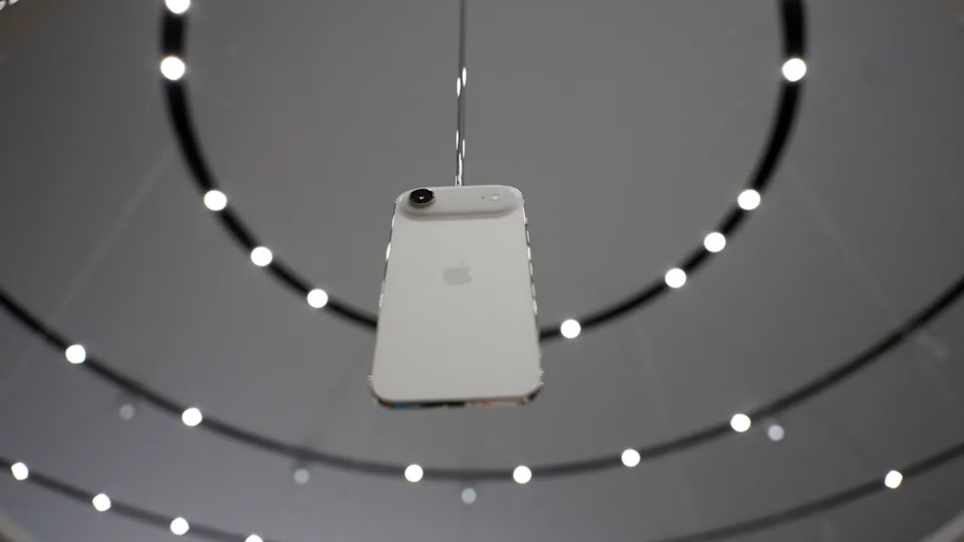 El iPhone Air 2 sumará una segunda cámara trasera ultra gran angular de 48 megapíxeles. (Reuters)