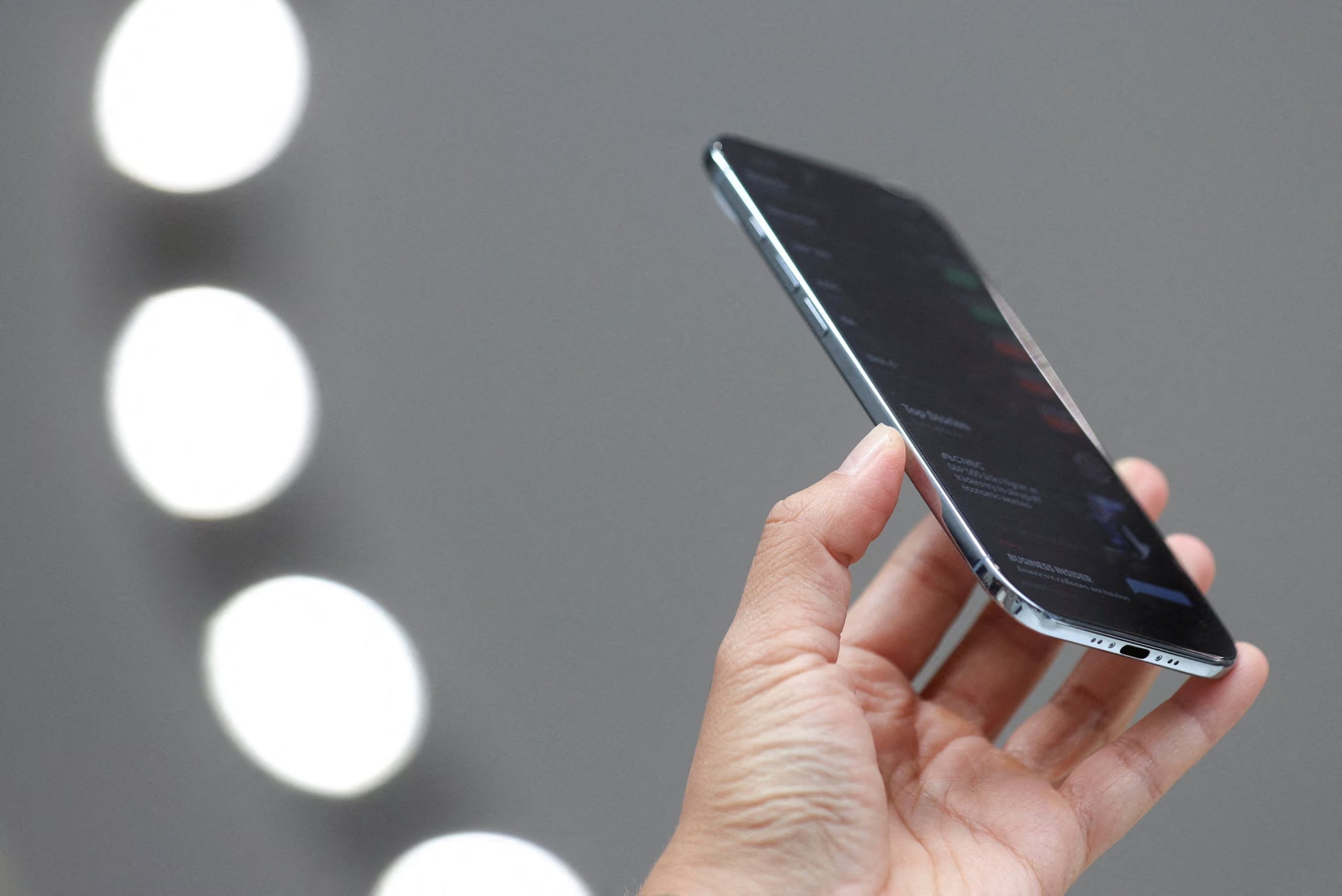 El teléfono incluirá un chip A20 Pro fabricado en 2 nanómetros y 12 GB de memoria RAM.(REUTERS/Manuel Orbegozo)