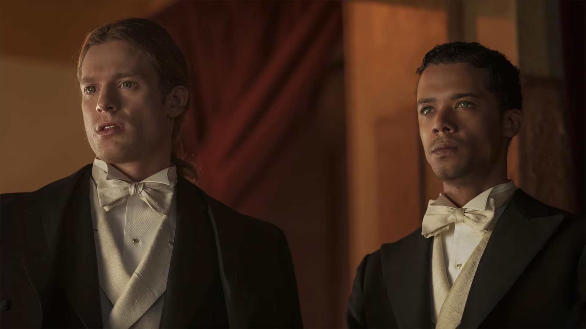 Jacob Anderson como Louis de Pointe du Lac y Sam Reid como Lestat de Lioncourt, para la serie del libro (AMC)