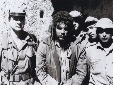 El comandante argentino-cubano retenido por las Fuerzas Armadas bolivianas tras el combate final en el cañón (Cortesía: La Tijera). 