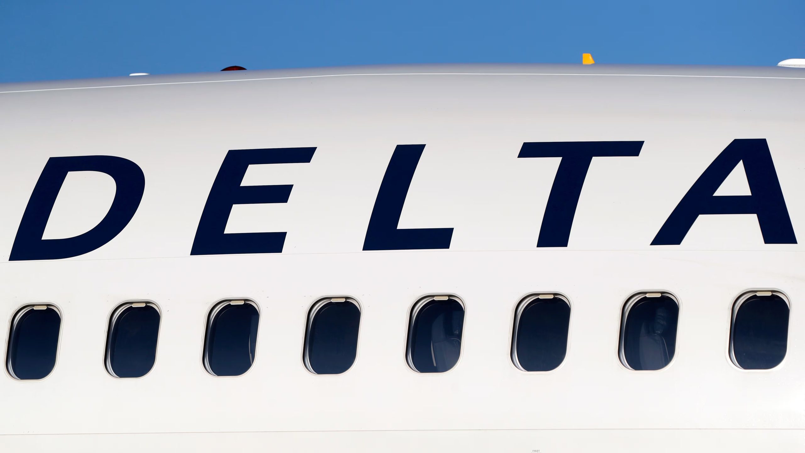 Delta Air Lines optó por asociarse con la red Amazon Leo para equipar 500 aeronaves a partir de 2028. (AP Foto/David Zalubowski)
