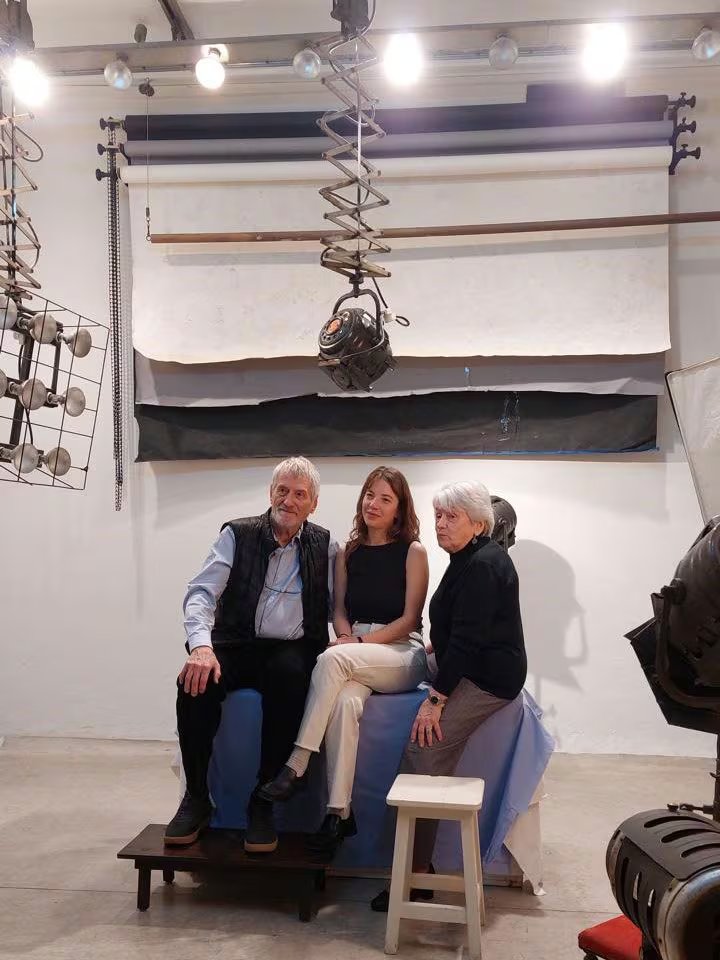 En el estudio de Callao al 1400, Ricardo Sanguinetti y Alicia Sanguinetti, hijos de Annemarie, y en el centro, su bisnieta, Mariana Sanguinetti, directora del documental 