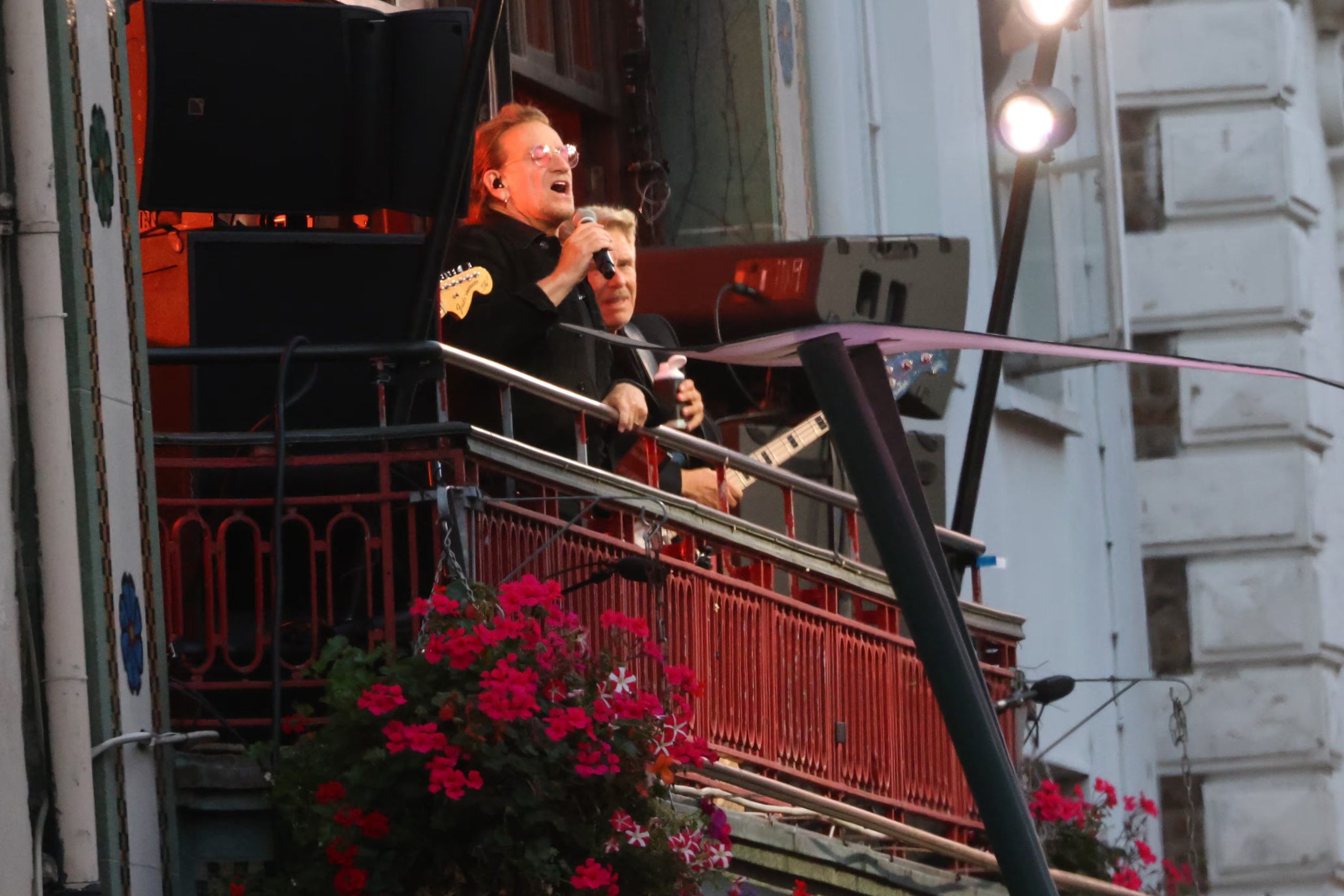 Bono contempla a la multitud mientras U2 ofrece un concierto improvisado desde un balcón en el centro de Dublín, Irlanda, el viernes 25 de septiembre de 2026. (Foto AP/Peter Morrison)