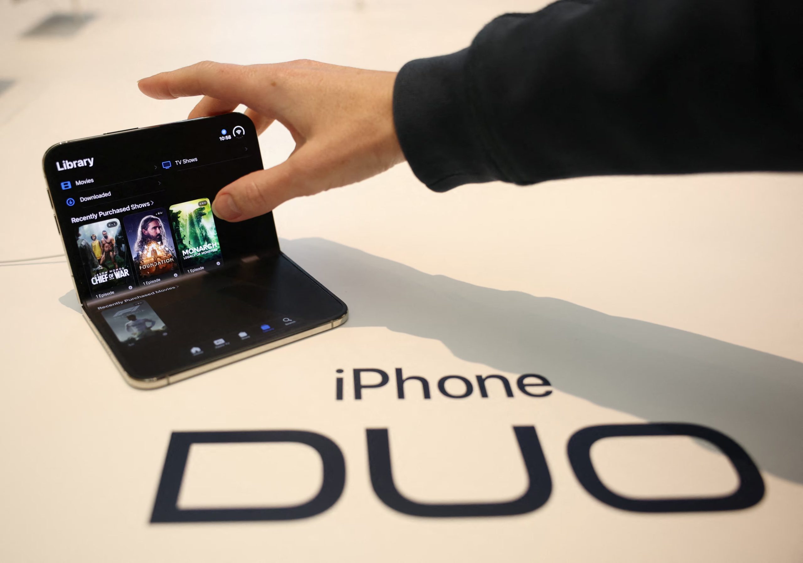 Usuarios del iPhone Duo se quejan del diseño de Safari cuando se usa en la pantalla externa del teléfono plegable. REUTERS/Isabel Infantes