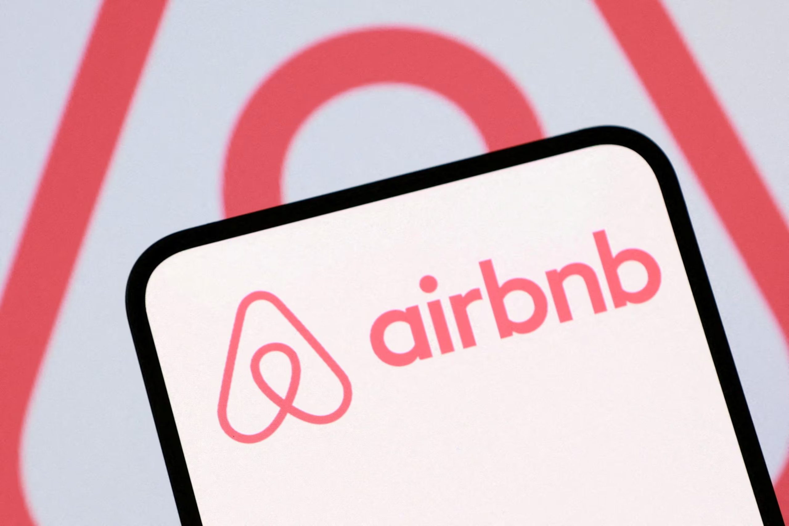 Airbnb incorporó funciones de inteligencia artificial para buscar alojamientos, comparar opciones y recibir recomendaciones de contactos. REUTERS/Dado Ruvic/Illustration/File Photo
