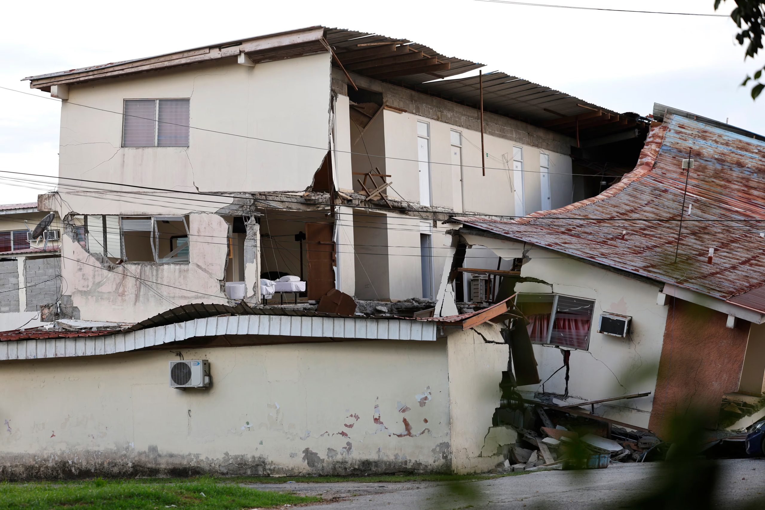 AME4626. PENONOMÉ (PANAMÁ), 09/10/2026.- Fotografía que muestra una edificación afectada por el terremoto de magnitud 7,7 que sacudió el sureste de Panamá, con una profundidad de 10 kilómetros y generó daños en varios edificios y carreteras cercanas a la localidad de Tonosí, epicentro del temblor, este viernes en Penonomé (Panamá). EFE/ Bienvenido Velasco