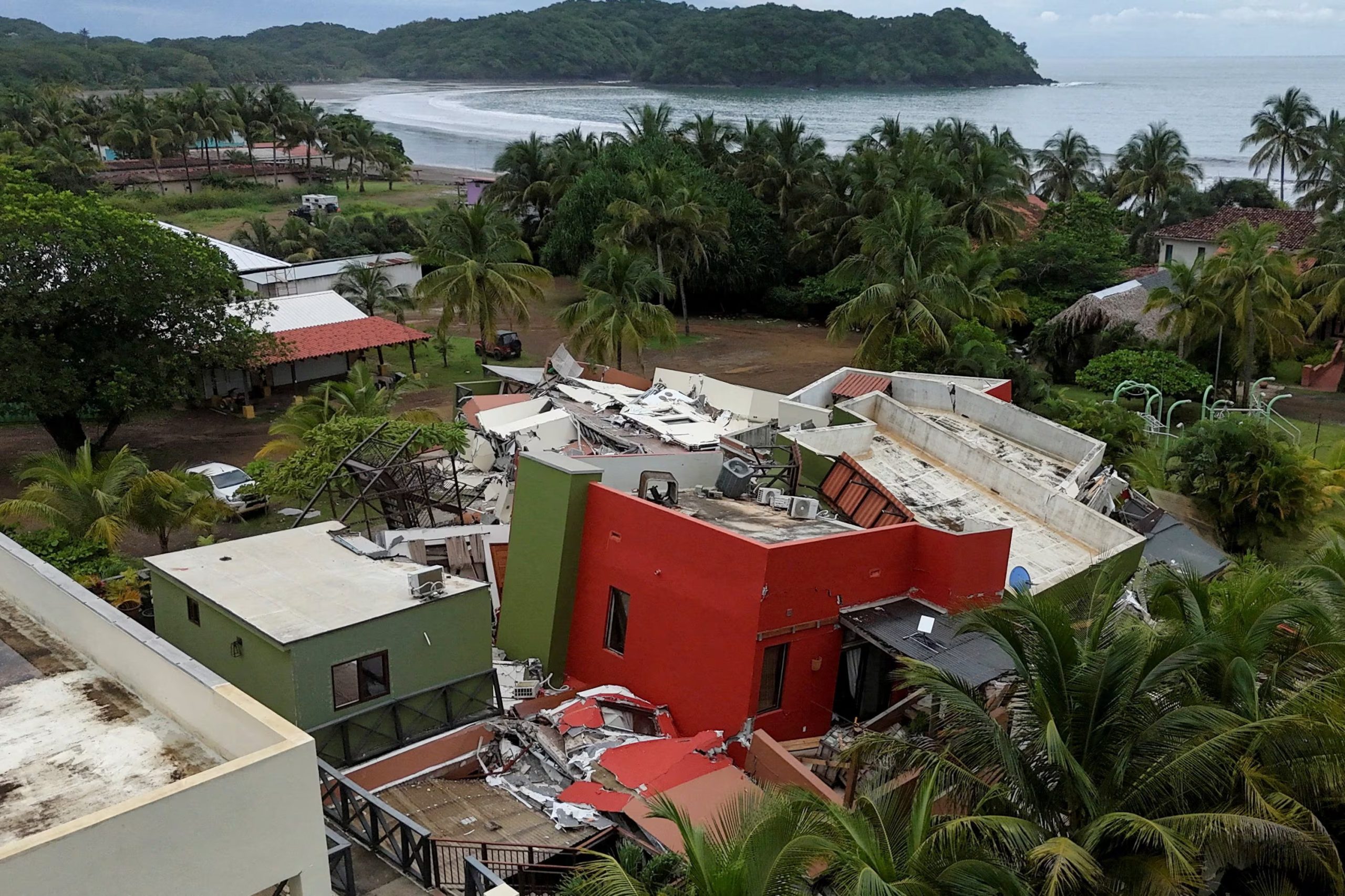 Una imagen tomada desde un dron muestra el Hotel El Sitio, con algunas partes derrumbadas tras el terremoto que sacudió la costa sur de Panamá, en Playa Venao, provincia de Los Santos, el 11 de octubre de 2026. REUTERS/Enea Lebrun