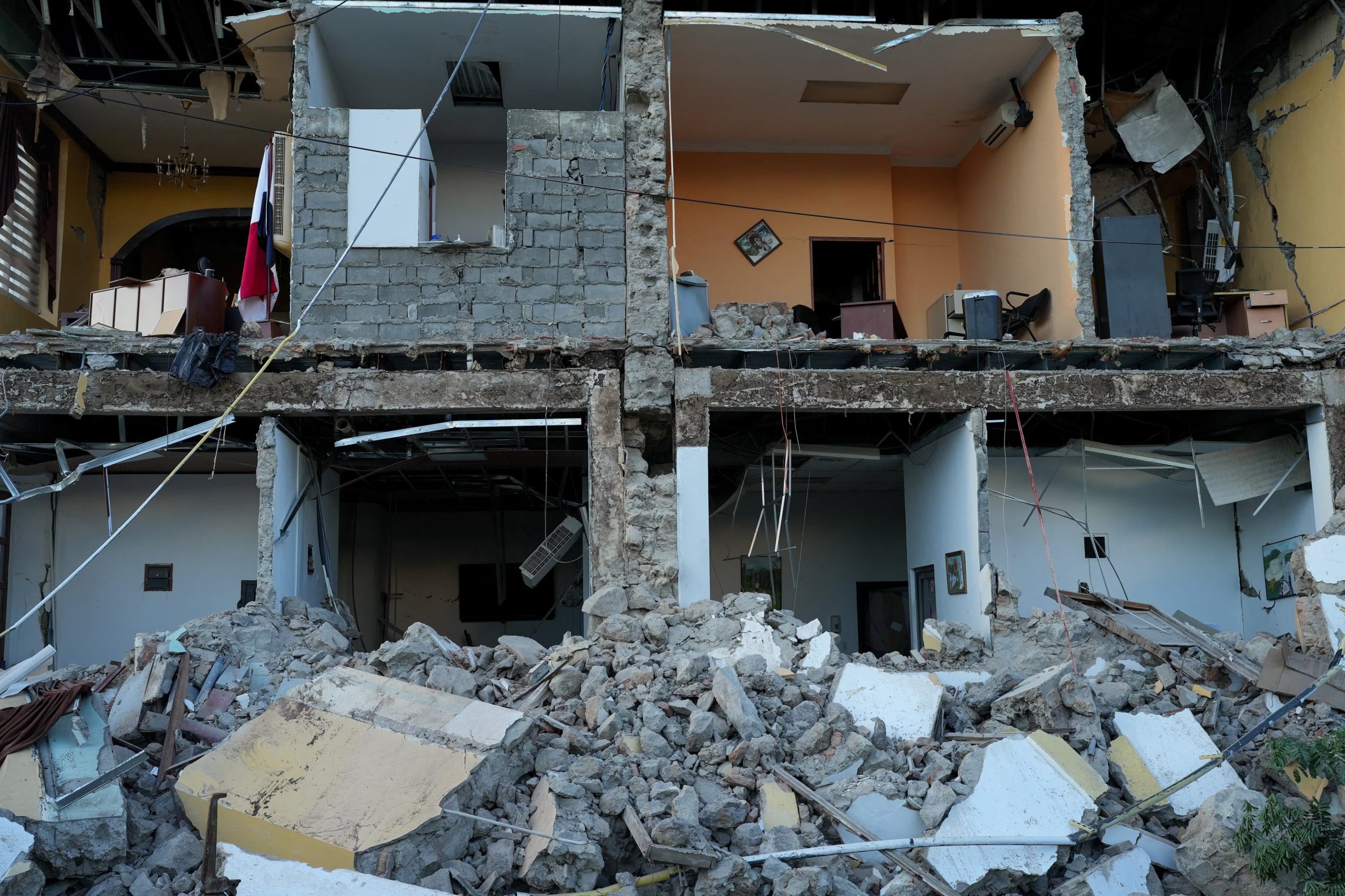 Escombros de un edificio dañado tras un terremoto cerca de la costa sur de Panamá, en Penonomé, Panamá, 10 de octubre de 2026. REUTERS/Enea Lebrun