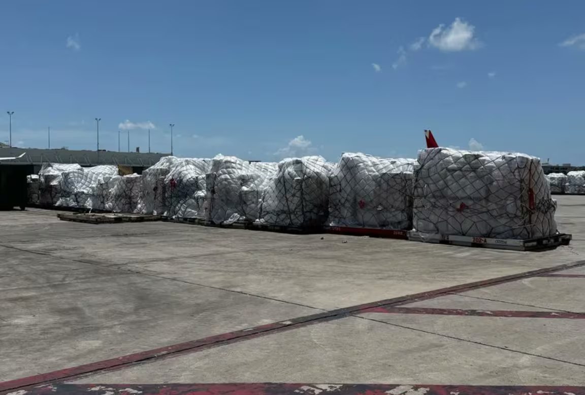 El cargamento de ayuda humanitaria de Estados Unidos a Cuba espera en la pista del aeropuerto de Miami, listo para el primer vuelo de un plan de USD 100 millones.