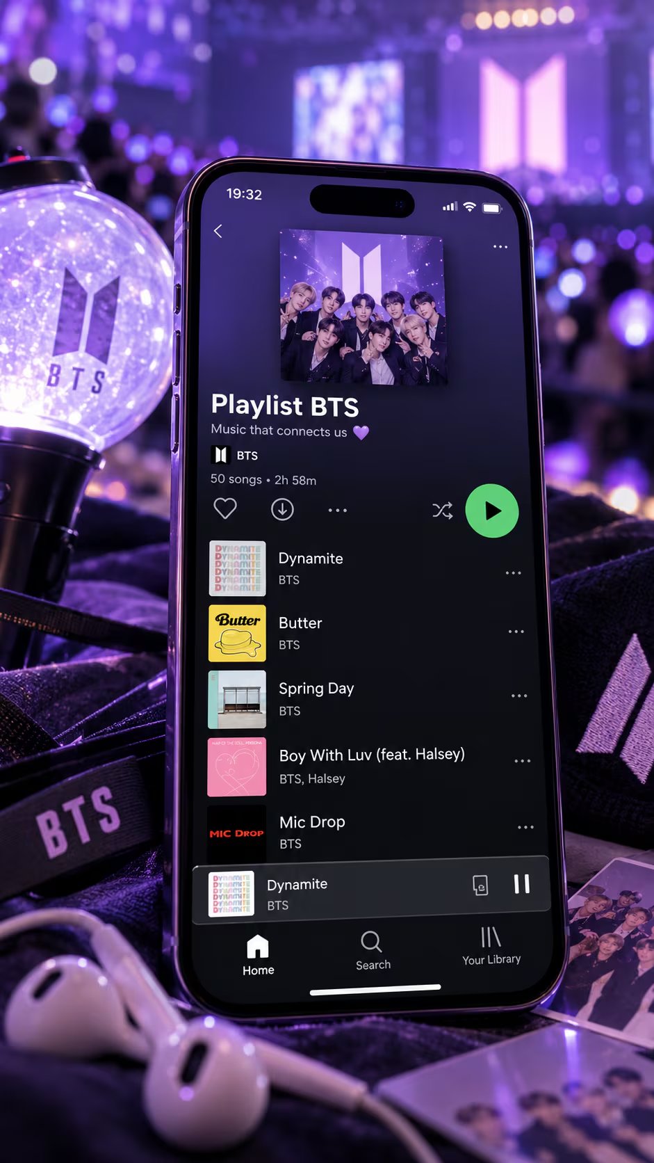 Un teléfono inteligente exhibe una lista de música descargada del grupo BTS como medida para ahorrar datos móviles durante la espera de un concierto. (Imagen Ilustrativa Infobae)