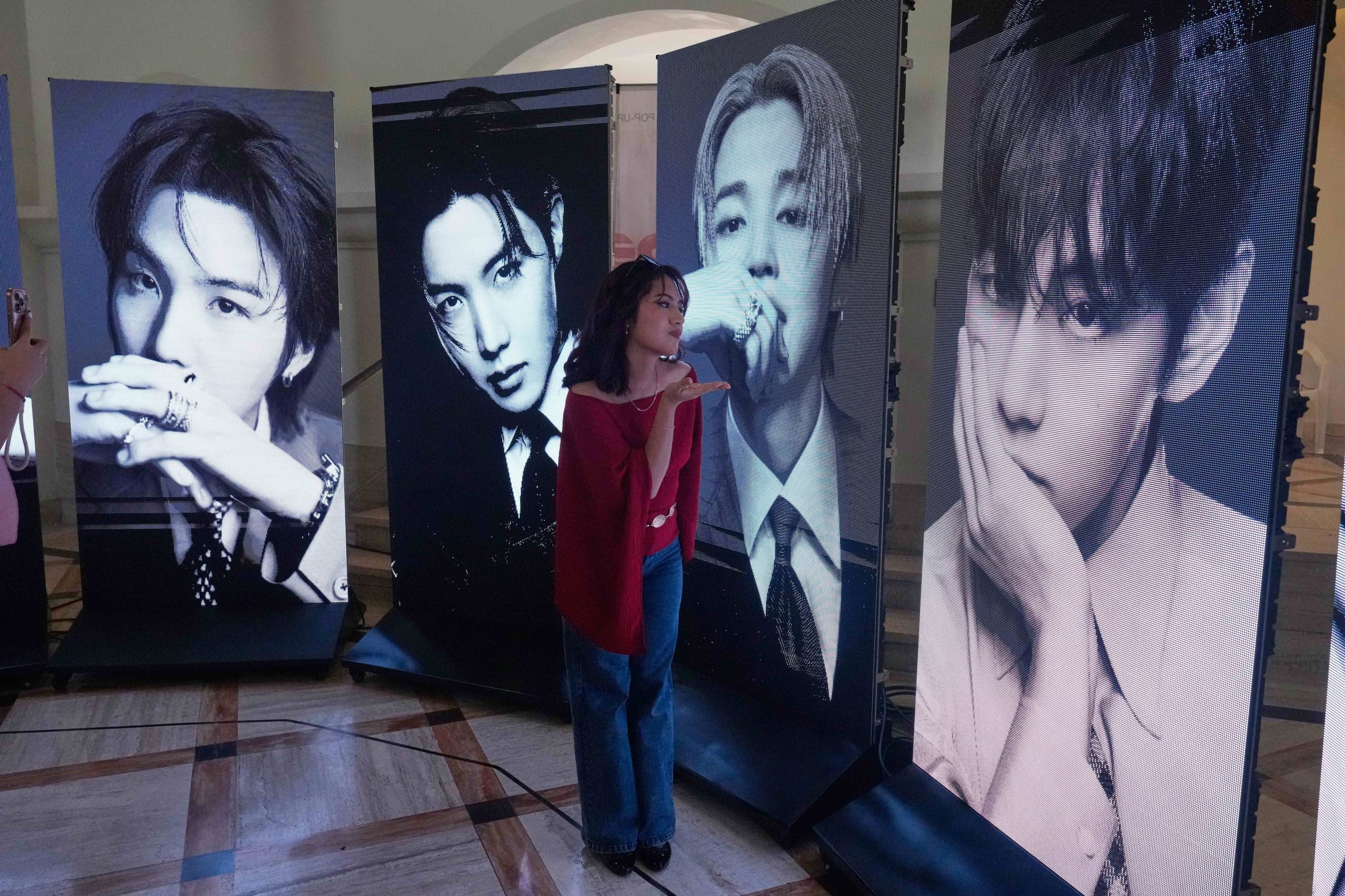 Una seguidora del grupo surcoreano BTS posa para una foto dentro de una tienda de artículos relacionados con la banda, recién inaugurada, antes de su concierto en Lima, Perú, el martes 6 de octubre de 2026. (Foto AP/Martín Mejía)