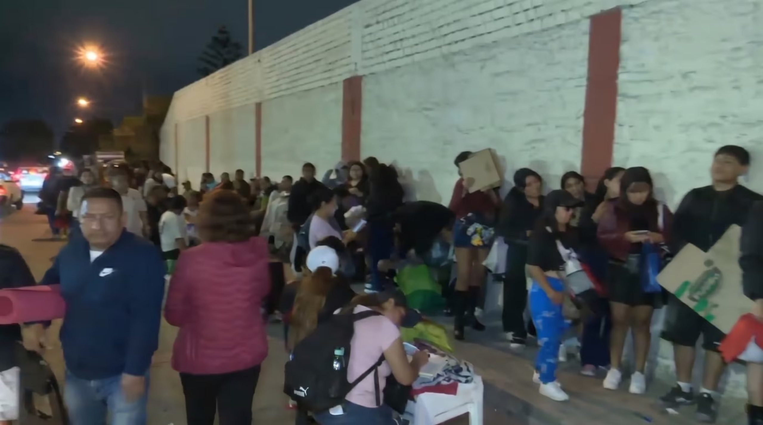 Decenas de fanáticos del grupo BTS acampan en las afueras del Estadio San Marcos para asistir a las presentaciones del 9 y 10 de octubre. (Imagen Ilustrativa Infobae)