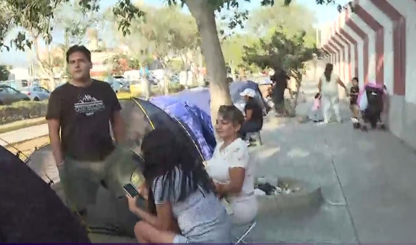 ARMY ya toma San Marcos tras llegada de BTS a Lima: fans forman cola para el concierto del 7 de octubre. Captura: x.