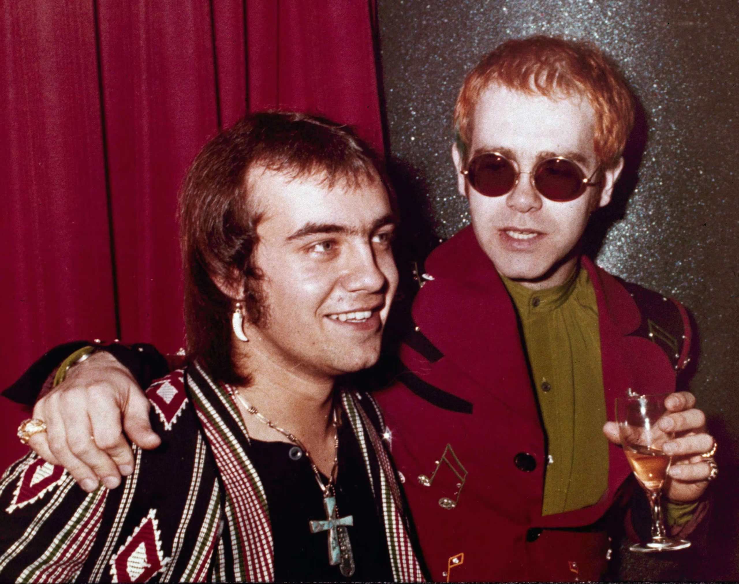 La dupla creativa preserva su sociedad artística desde 1967 gracias a la afinidad por diversos géneros y a la distancia en sus vidas personales - {El ídolo pop británico Elton John con su letrista Bernie Taupin en Londres el 5 de marzo de 1973. Elton John y Bernie Taupin, los compositores que nos regalaron