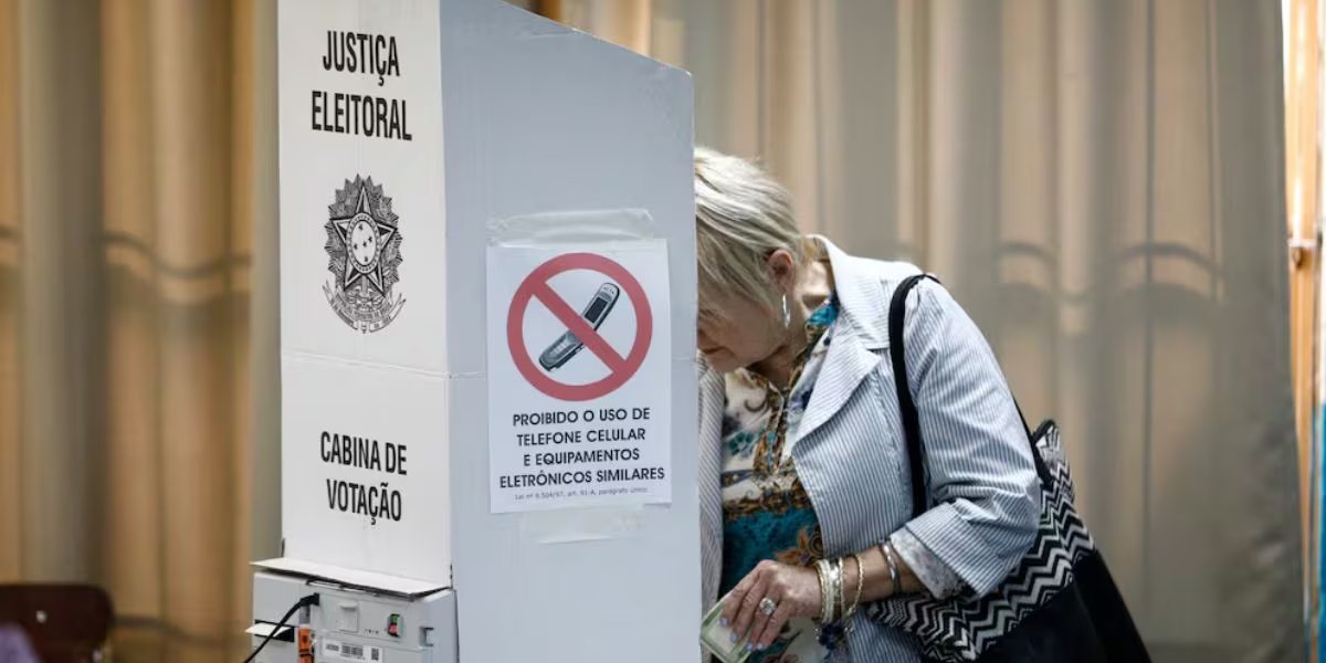Cerca de 158 millones de brasileños están convocados para las elecciones de este domingo (REUTERS/Diego Vara)