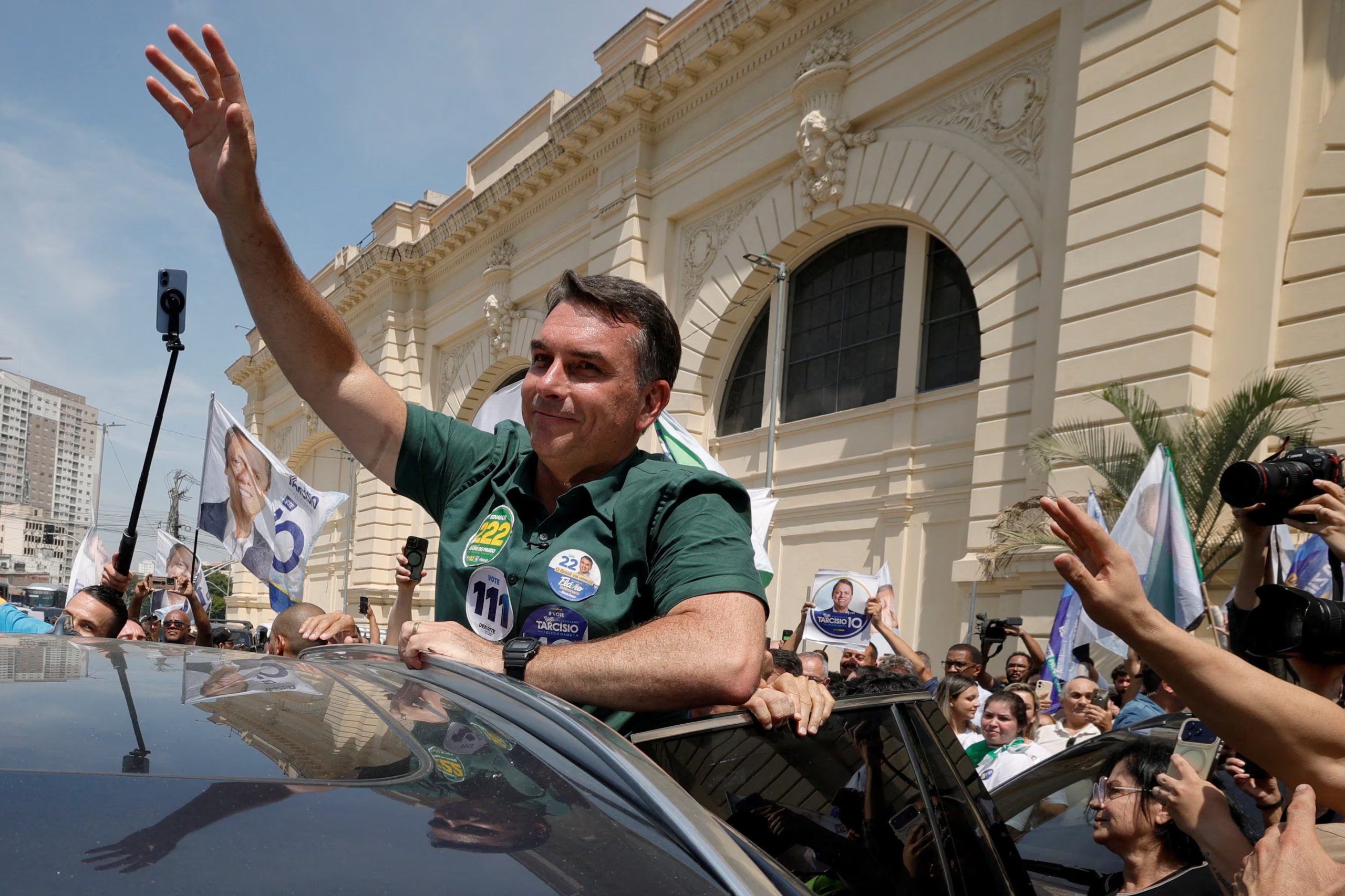 Flávio Bolsonaro asumió la candidatura del Partido Liberal, tras la inhabilitación de su padre, el ex presidente Jair Bolsonaro, quien se encuentra en prisión domicilaria tras ser condenado por intento de golpe de Estado (REUTERS/Brian Snyder)