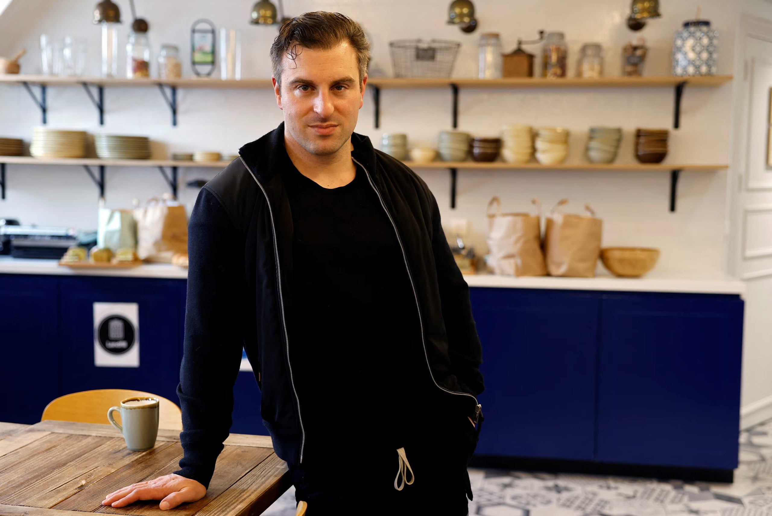 Brian Chesky en una carta interna de 2013 defendía que los principios compartidos permiten mantener el criterio original mientras aumentan la plantilla, las áreas especializadas y los niveles directivos - REUTERS/Christian Hartmann